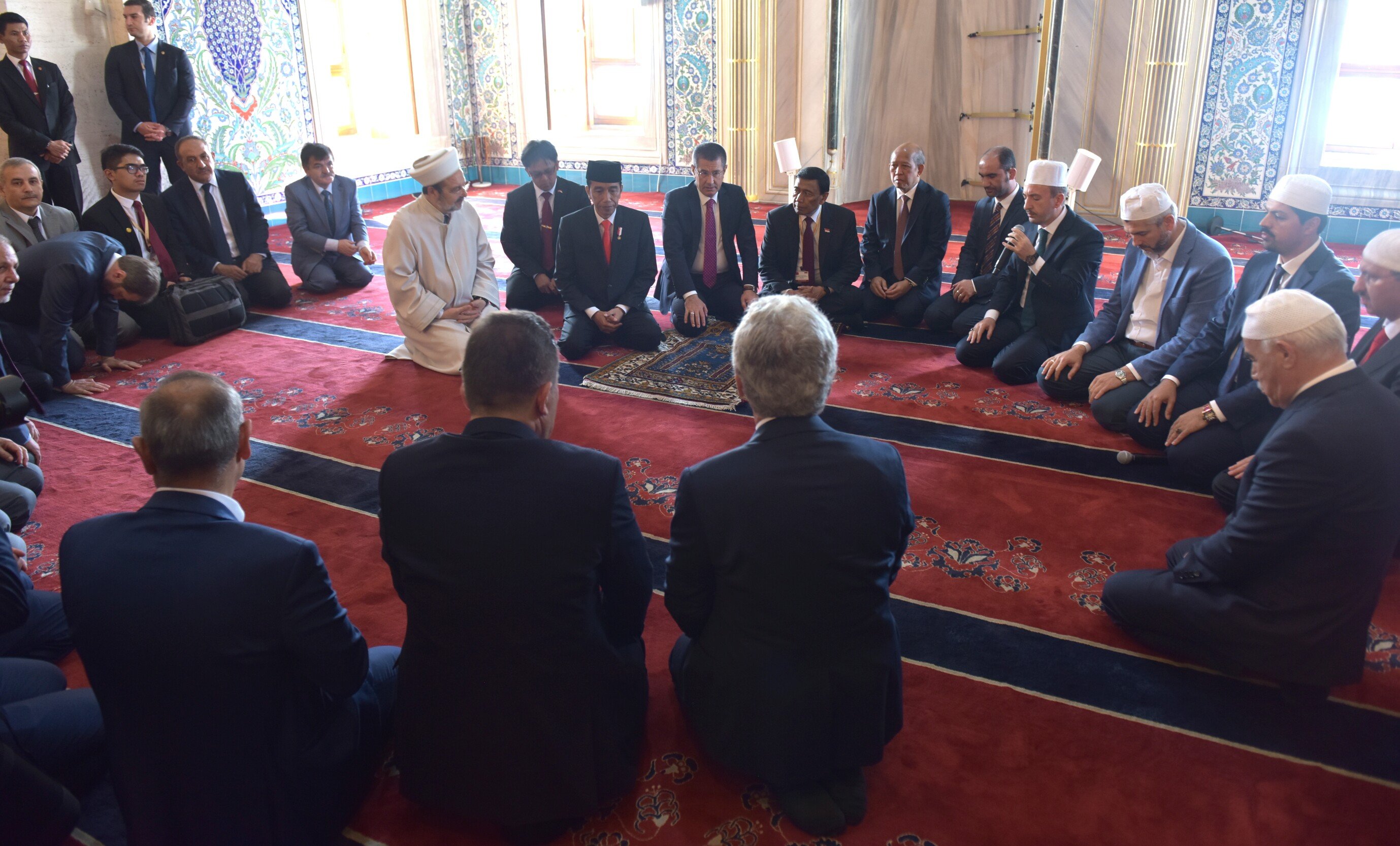 Presiden Jokowi berdialog dengan para ulama saat berkunjung ke Masjid Kocatepe Jamii, di Ankara, Turki, Kamis (6/7) pagi.