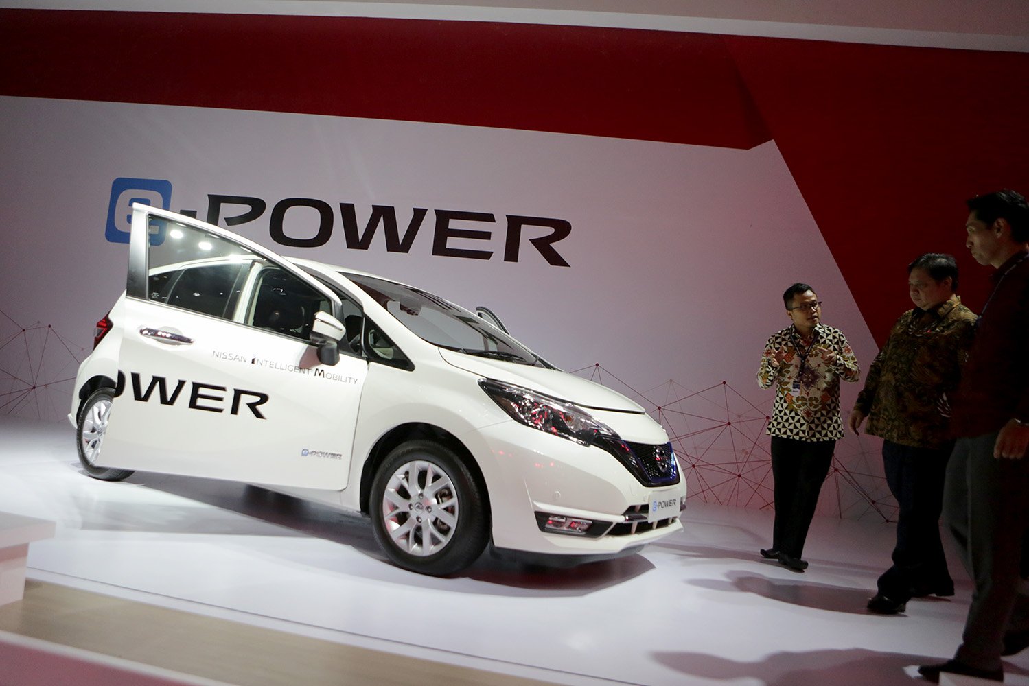 Menteri Perindustrian Airlangga Hartarto meninjau mobil listrik Nissan E-Power di ajang GIIAS 2017, Tangerang Banten, Kamis (10/8).