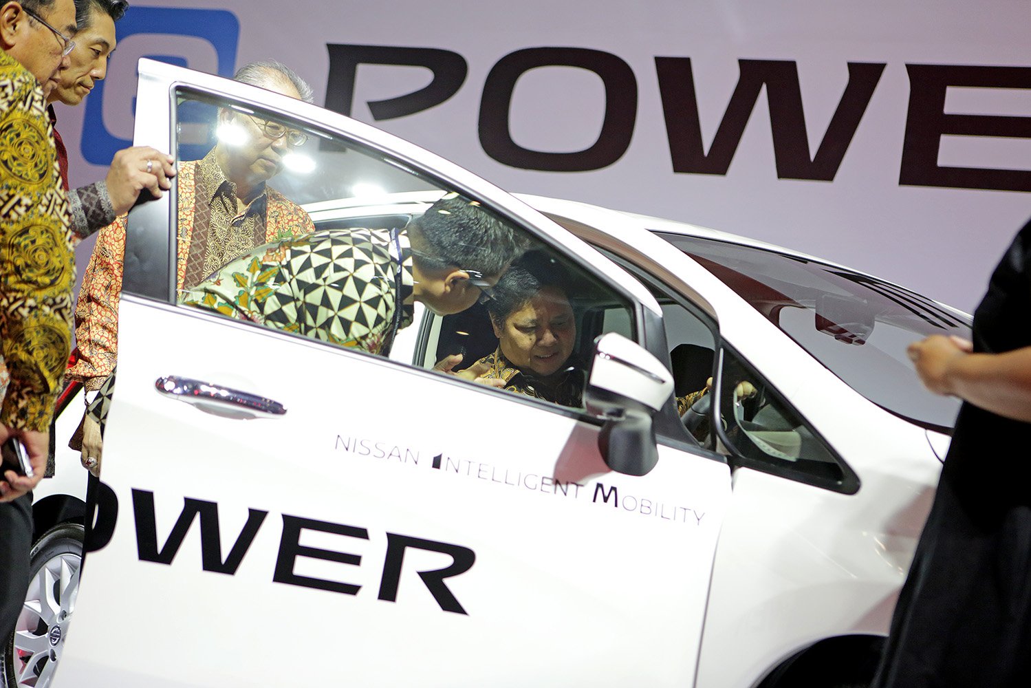 Menteri Perindustrian Airlangga Hartarto mencoba mobil listrik Nissan E-Power pada acara GIIAS 2017 di Tangerang Banten, Kamis (10/8)