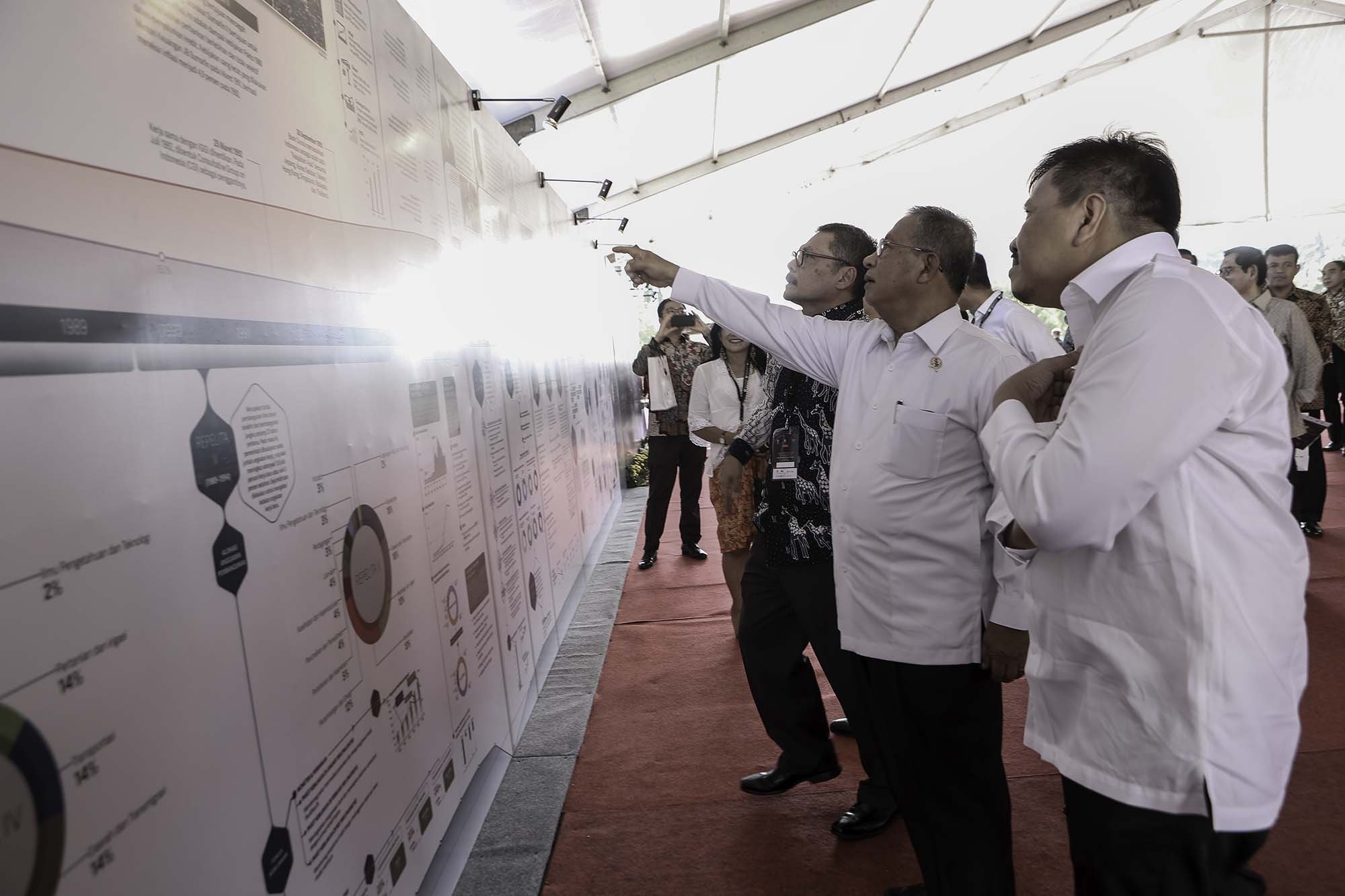 Menteri Koordinator Perekonomian Darmin Nasution menyaksikan infografik raksasa \