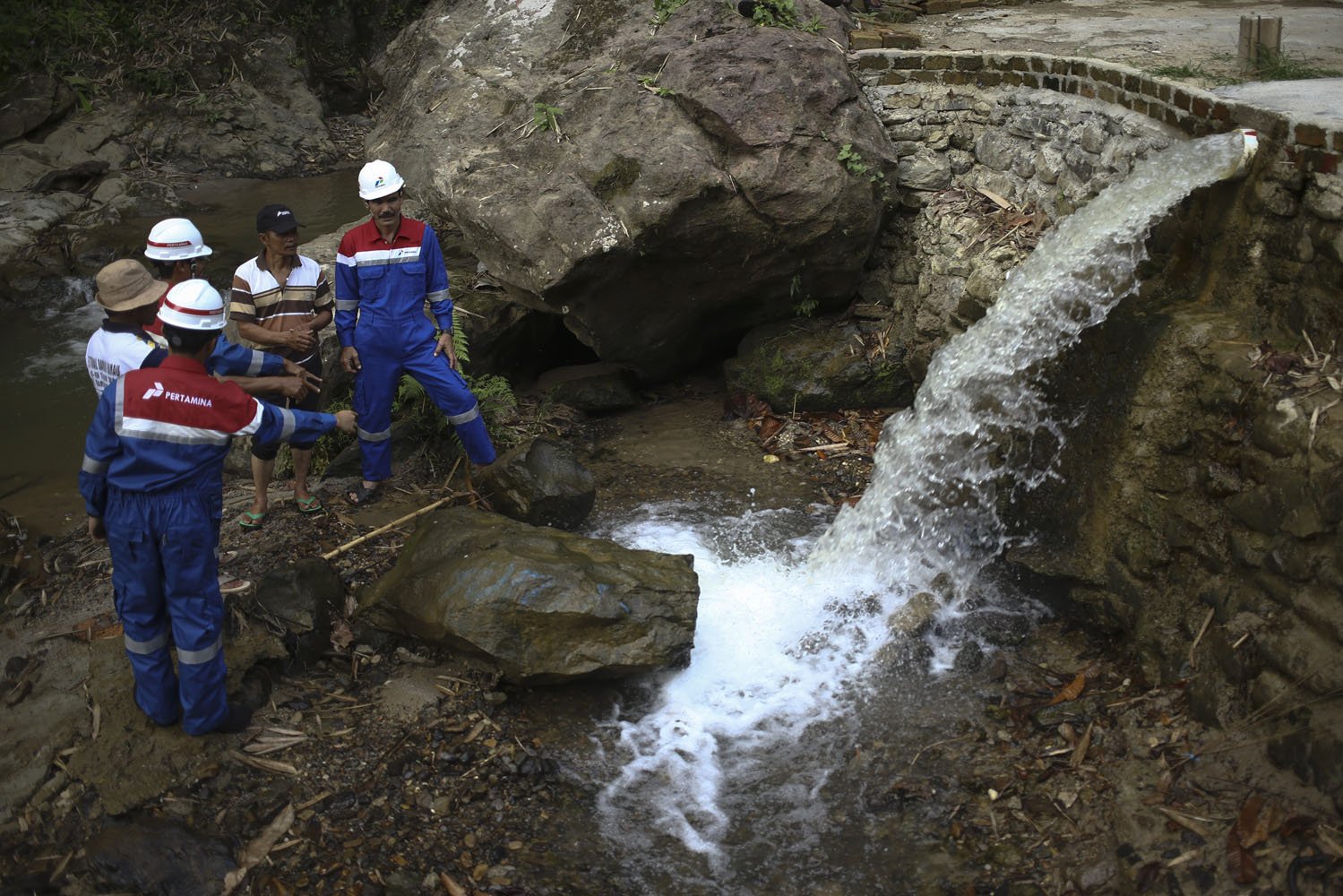 Pekerja PT Pertamina (Persero) Refinery Unit (RU) III Plaju didampingi warga memeriksa debit air yang mengaliri PLTMH di Dusun Saruan, Desa Merbau, OKU Selatan, Sumatera Selatan, Jumat (20/10). 
