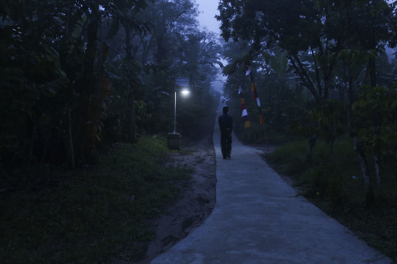 Dusun Saruan, Desa Merbau, OKU Selatan, Sumatera Selatan, tak lagi gelap saat malam hari, Sabtu (21/10). Jalan sekitar dusun kini mendapatkan lampu listrik. 