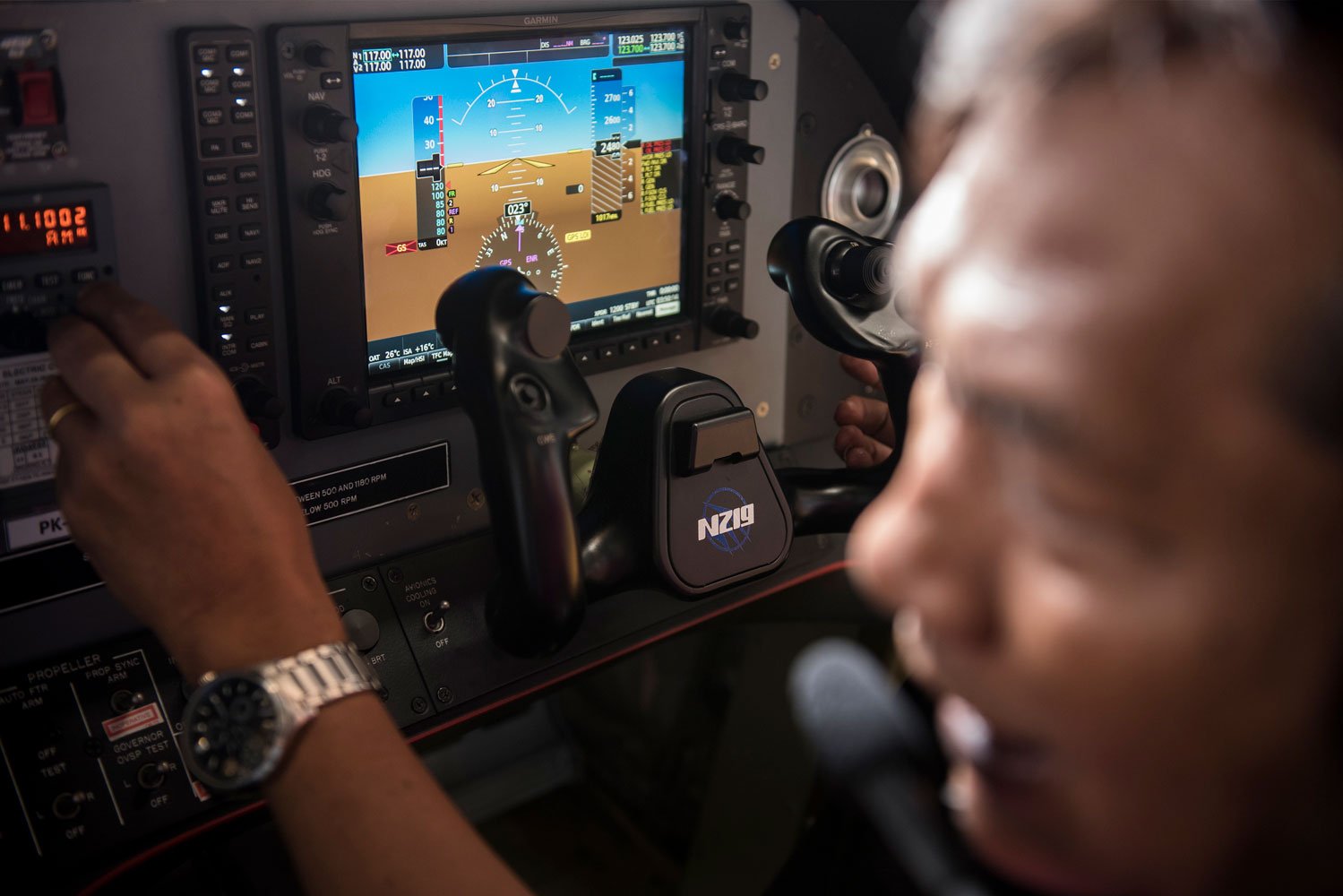 Insinyur PTDI sedang memeriksa tampilan avionic Garmin G-1000 di dalam kokpit pesawat N219 di Hanggar Assembly Line N219, Bandung, Jawa Barat, Kamis (28/9). Proses pembuatan N219 melibatkan insinyur dan teknisi yang merupakan orang Indonesia. 