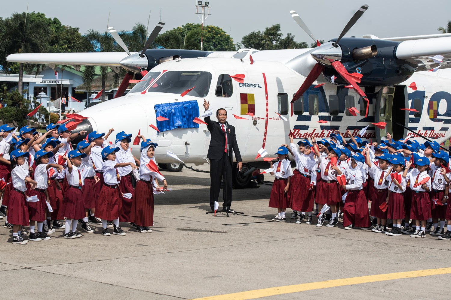 Presiden Joko Widodo bersama anak-anak Sekolah Dasar meresmikan pemberian nama “Nurtanio” untuk pesawat N219 di Base Ops, Lanud Halim Perdanakusuma, Jakarta, Jumat (10/11).