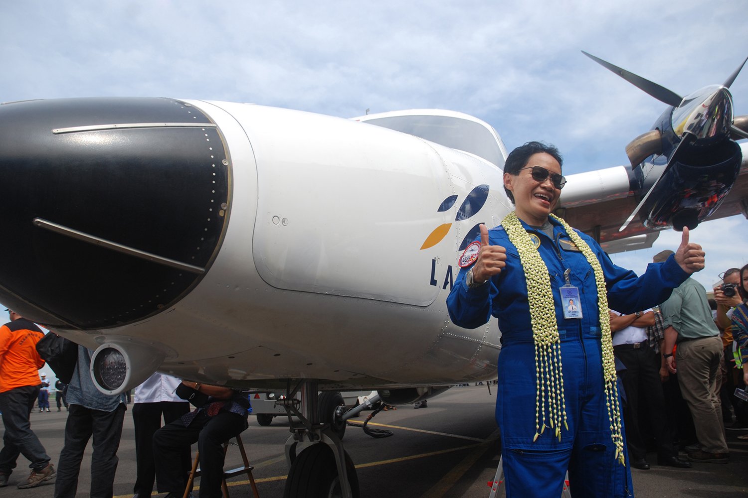 Captain Esther Gayatri Saleh sebagai pilot yang pertama kali menerbangkan N219 di Landasan Pacu Bandara Husein Sastranegara Bandung, Rabu, 16 Agustus 2017. Uji coba penerbangan perdana sekitar 20 menit mengitari kawasan Batujajar dan Waduk Saguling, Bandung. 