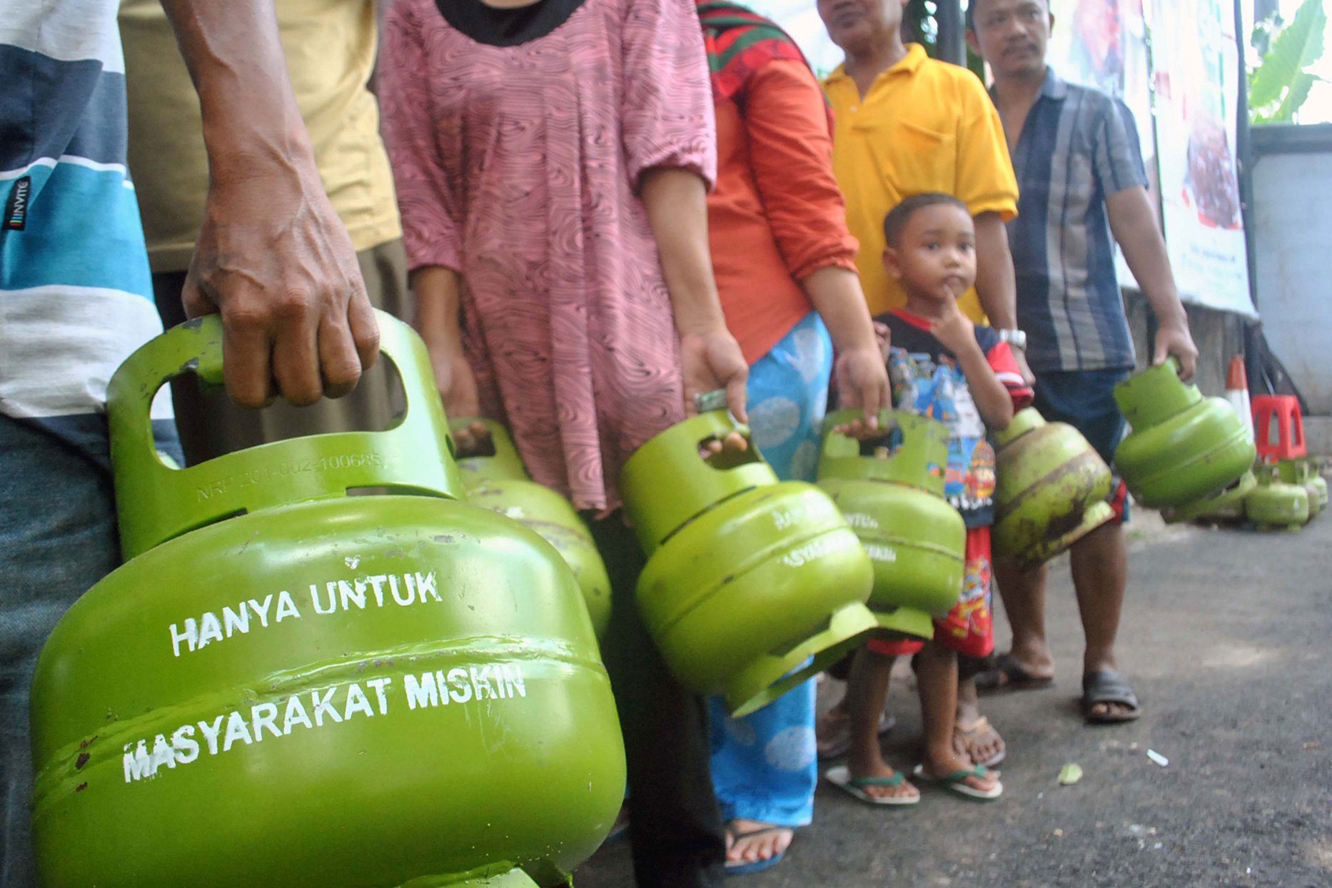 Warga Bogor mengantre elpiji 3 kilogram saat operasi pasar di jalan Paledang, Bogor, Jawa Barat, Kamis (7/12). Pertamina wilayah Marketing Operation III menyediakan 560 tabung gas elpiji 3 kilogram sesuai Harga Eceran Tertinggi. 