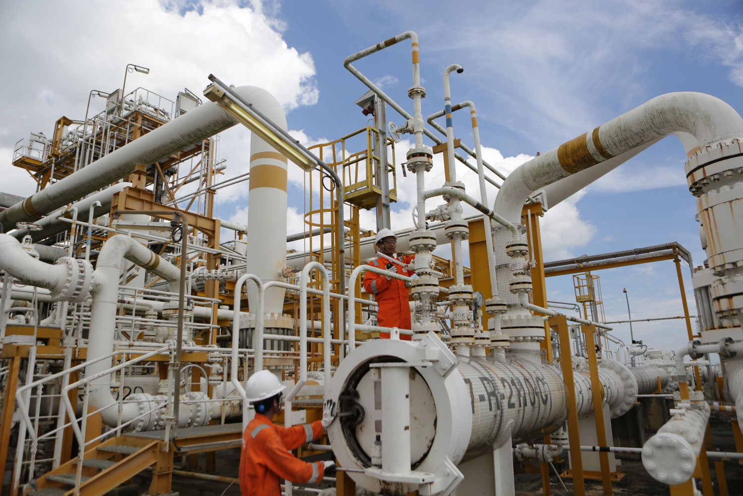 Di 2018, SKK Migas menargetkan produksi minyak blok Mahakam sebesar 42,01 ribu bph, dan target produksi gas sebesar 916 mmscfd. Kedua target ini lebih rendah dari produksi minyak dan gas 2017. Pekerja beraktifitas di Lapangan Senipah, Peciko dan South Mahakam (SPS), Kutai Kartanegara, Rabu (27/12/2017). 