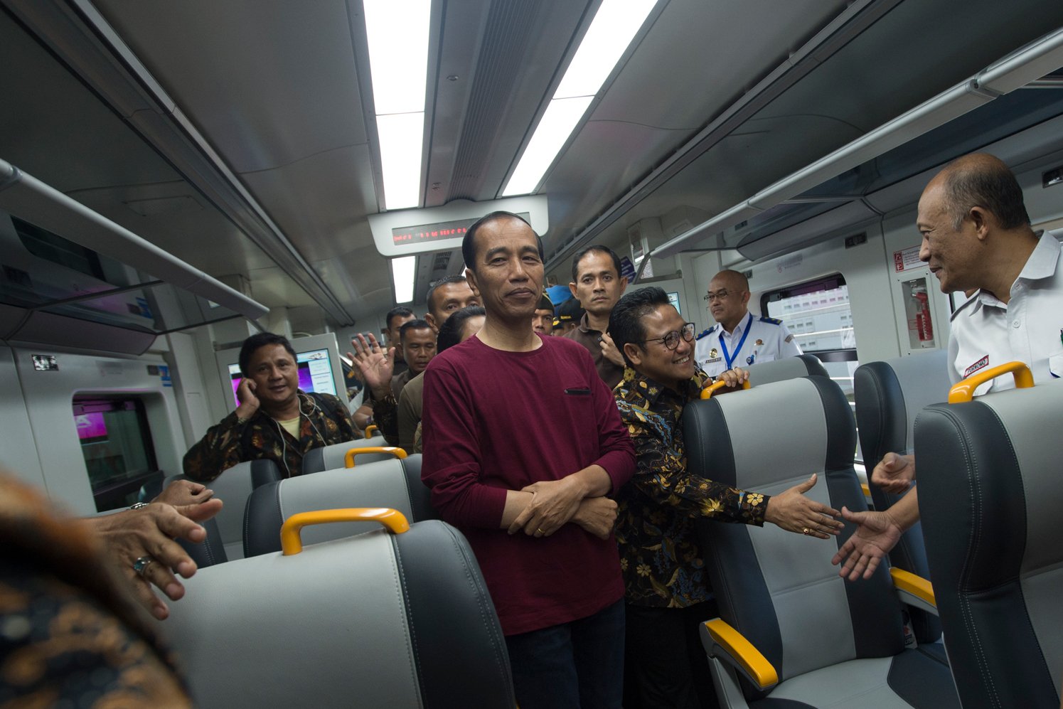 Presiden Joko Widodo (kiri) menaiki kereta bandara usai peresmian pengoperasian kereta bandara di Stasiun Bandara Soekarno-Hatta, Tangerang, Banten (2/1). 
