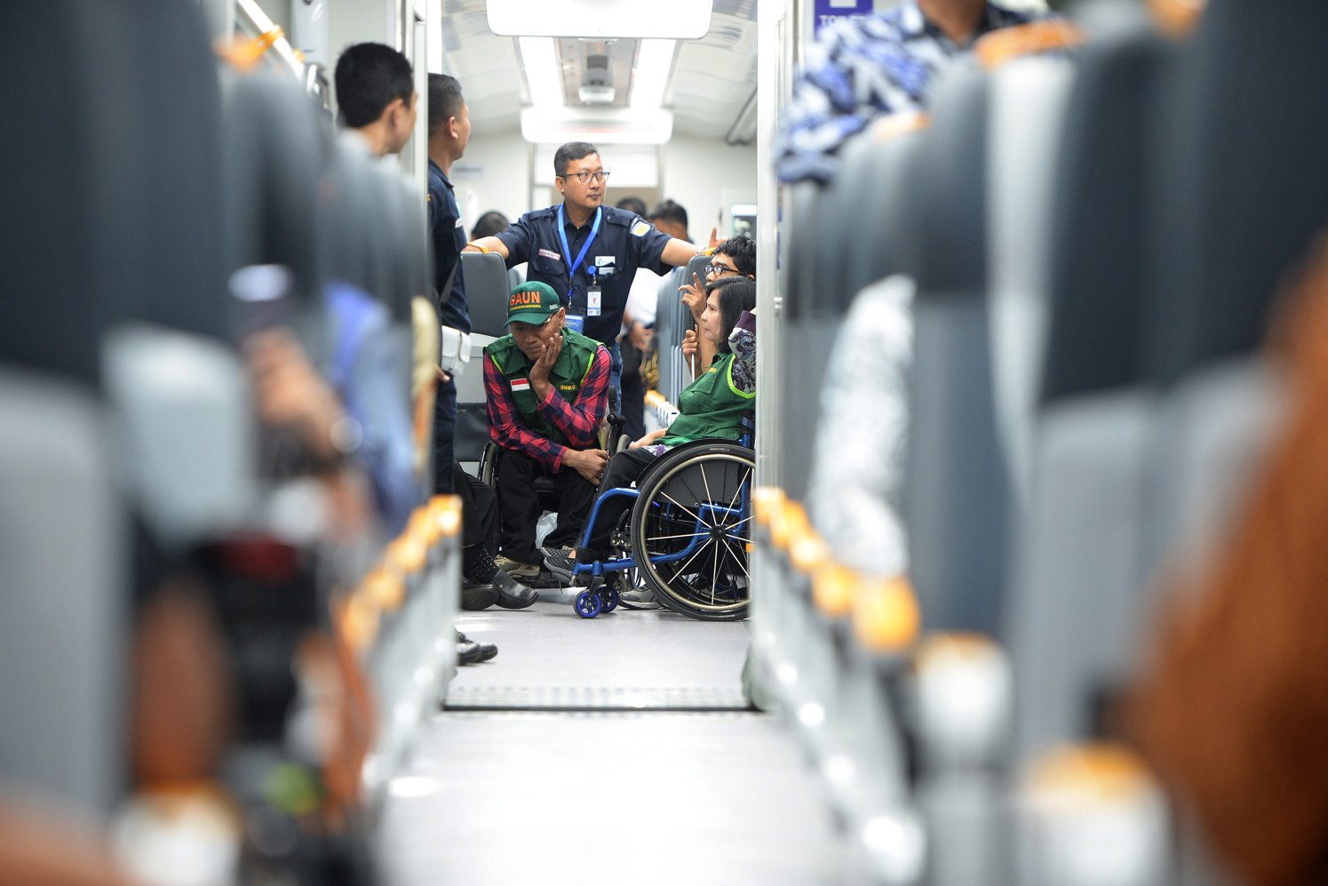 Penumpang disabilitas ikut mencoba kereta bandara usai peresmian oleh Jokowi Selasa (2/1). Meski menyediakan bangku penumpang khusus disabilitas, kereta bandara masih dianggap belum sepenuhnya ramah disabilitas. 
