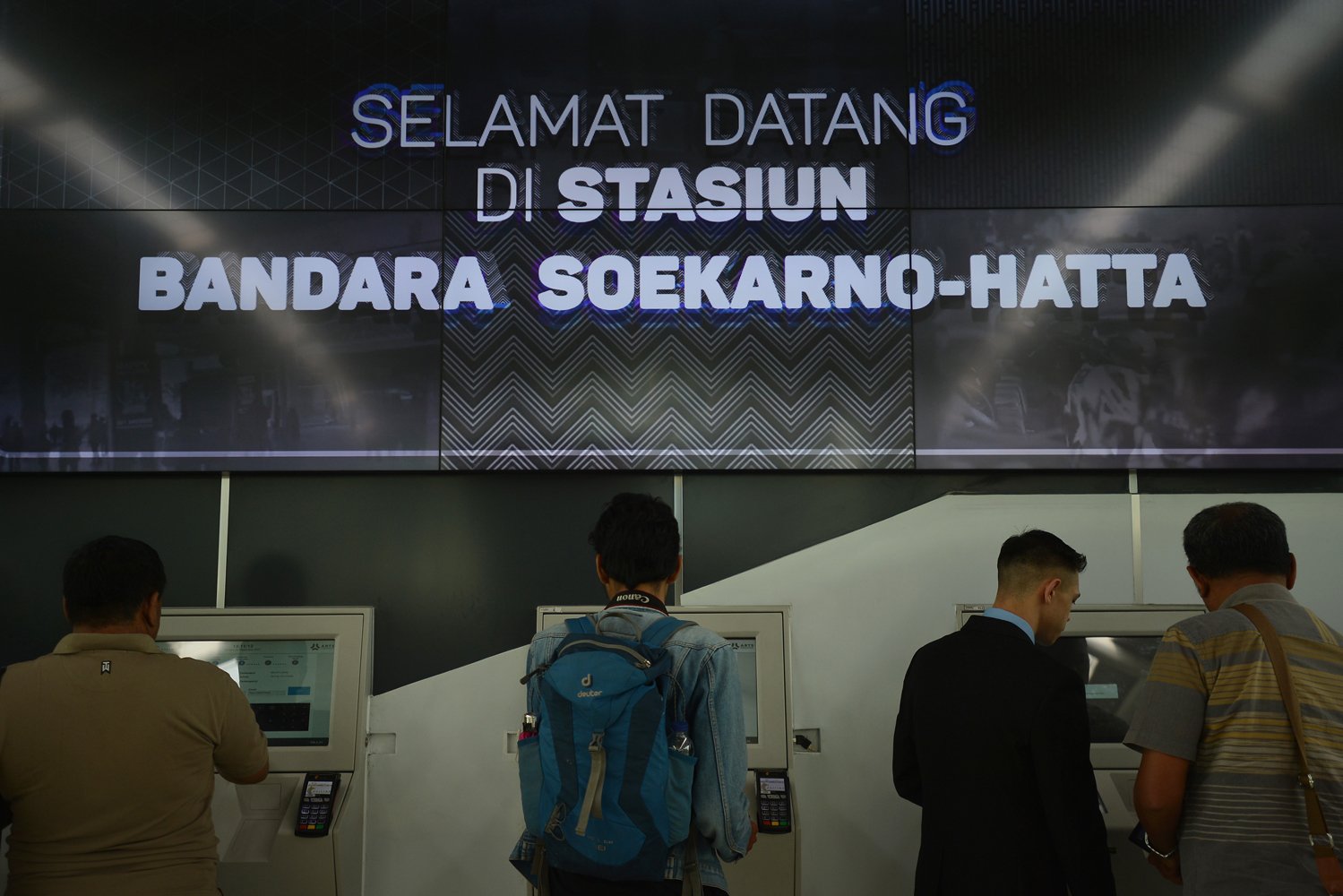 Stasiun Bandara Soekarno-Hatta digadang sebagai stasiun berkelas internasional. Stasiun dengan luas 8.000 meter persegi terintegerasi langsung dengan Skytrain yang menggunakan Automated People Mover System (APMS), atau kereta tanpa awak pengemudi. 
