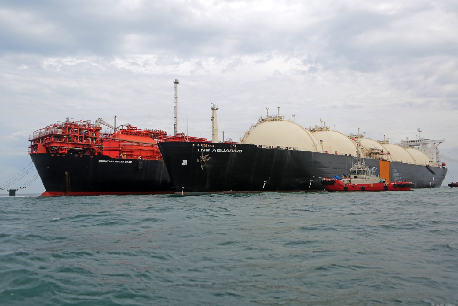 Kapal Carrier Aquarius membawa kargo gas LNG perdana PT Pertamina Hulu Mahakam (PHM) sebanyak 2 juta MMBTU. Kargo LNG tiba di FSRU (Floating Storage Regasification Unit) Nusantara Regas Satu di Teluk Jakarta, Kamis (4/1). 