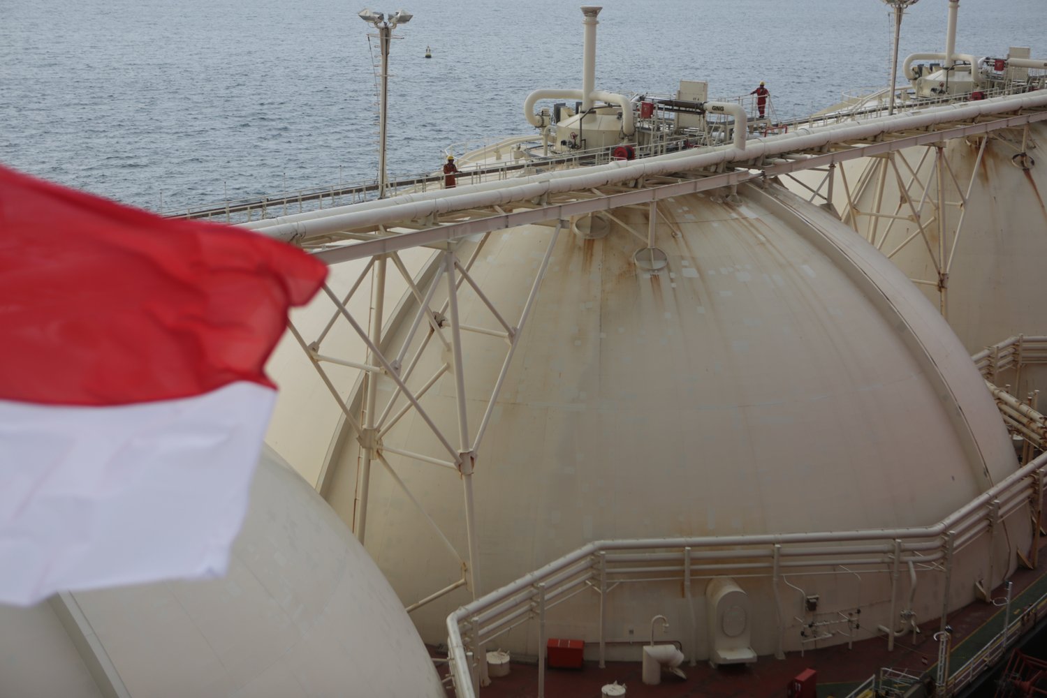Nusantara Regas saat ini mengembangkan fasilitas FSRU berupa penambahan fitur Offloading (pembongkaran) LNG untuk mini tanker LNG ataupun LNG Barge (tongkang).