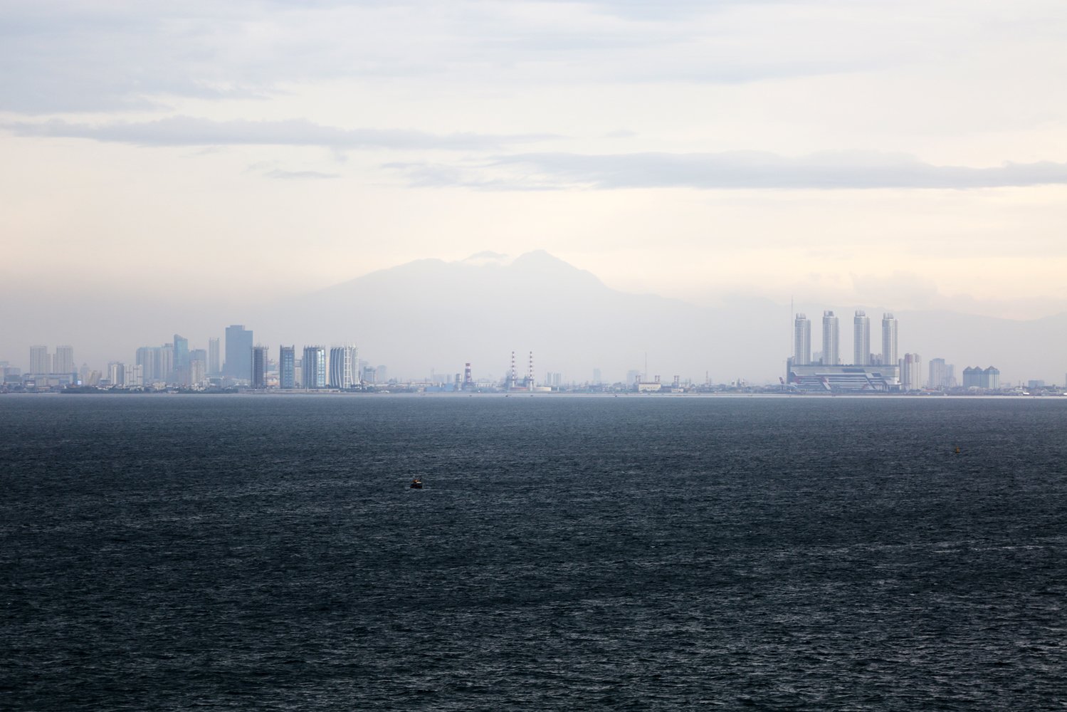 Tampak lanskap kota Jakarta dari anjungan kapal penyimpan LNG apung milik Nusantara Regas Satu di Teluk Jakarta, Kamis (4/1).