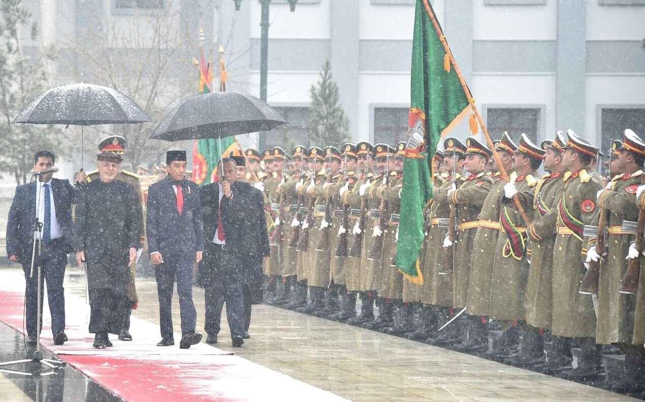 Presiden Jokowi tiba di Afganistan, disambut hujan dan salju. Presiden Ashraf Ghani menyambut baik dengan menyebut kedatangan Jokowi membawa berkah karena disertai hujan dan salju.