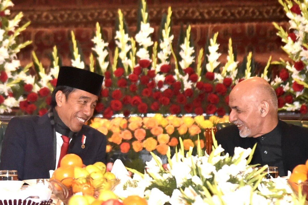 Presiden Ashraf Ghani memberikan 'Medal of Ghazi Amanullah' kepada Jokowi sebagai penghargaan telah memajukan hubungan kedua negara terutama dalam membangun perdamaian dunia (peace building). 