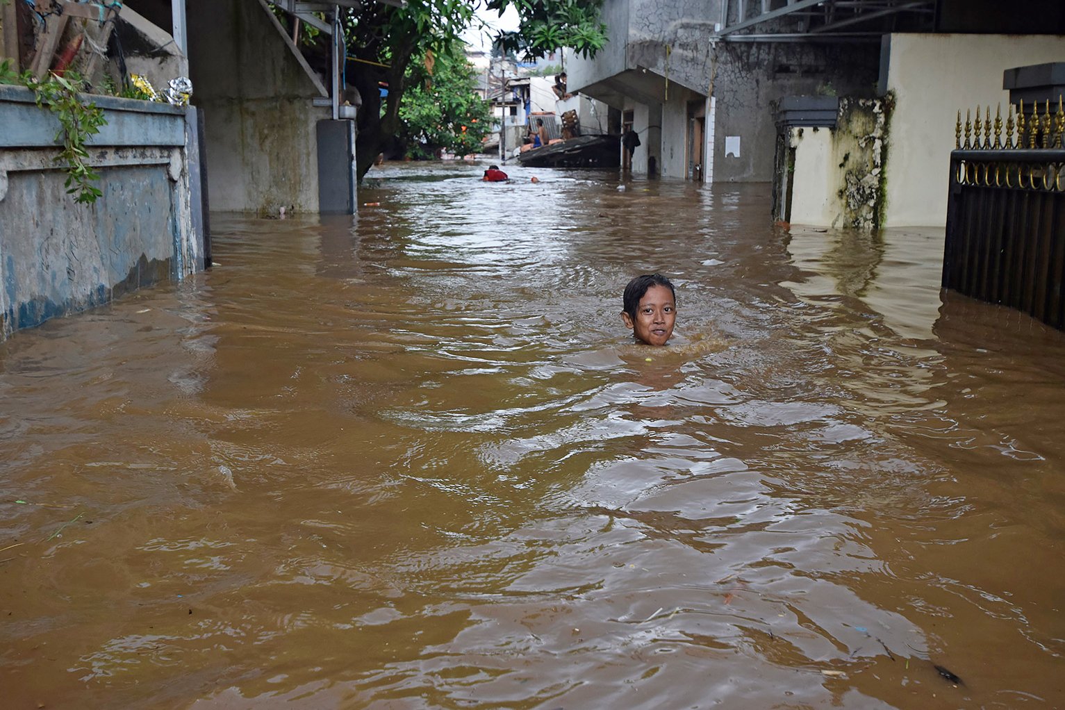 Seorang anak melintasi banjir sedalam 1,5 meter di Kelurahan Pajetan Timur, Pasar Minggu, Jakarta Selatan, Senin (5/2). Banjir yang terjadi di kawasan tersebut akibat luapan air dari Sungai Ciliwung. 