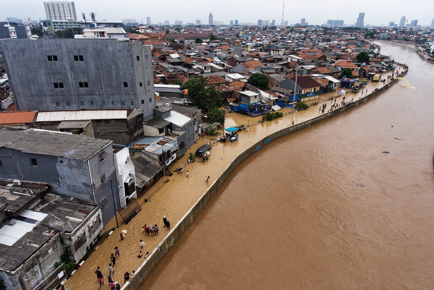 Suasana Sungai Ciliwung yang meluap dan merendam pemukiman di Kampung Pulo, Jakarta, Selasa (6/2). Sungai Ciliwung meluap akibat curah hujan yang tinggi di wilayah hulu sungai. 