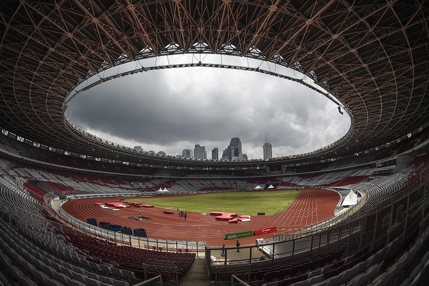Suasana Stadion Utama Gelora Bung Karno yang dipersiapkan untuk perlombaan cabang atletik 18th Asian Games Invitation Tournament di Senayan, Jakarta, Jumat (9/2). Cabang atletik yang mempertandingkan 40 nomor tersebut akan digelar mulai 11 hingga 14 Februari 2018. 