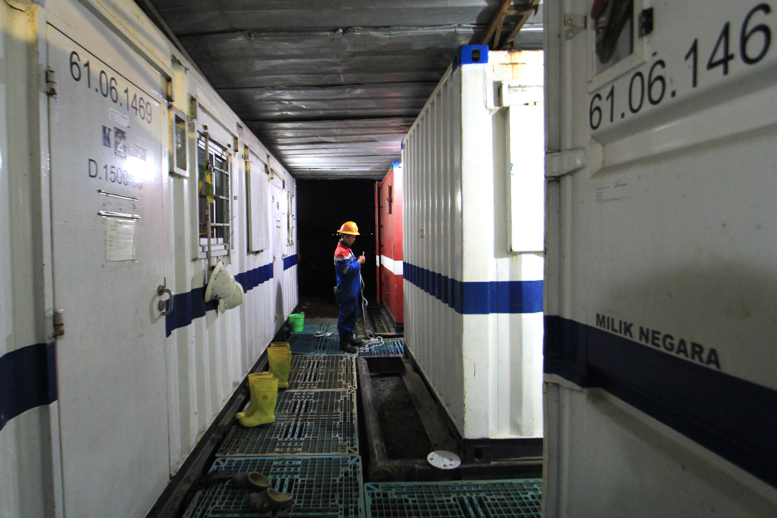 Seorang pekerja menghubungi keluarganya saat jam istirahat di lorong kontainer di Rig Jatiasri-9, Subang, Jawa Barat, Kamis (1/2).