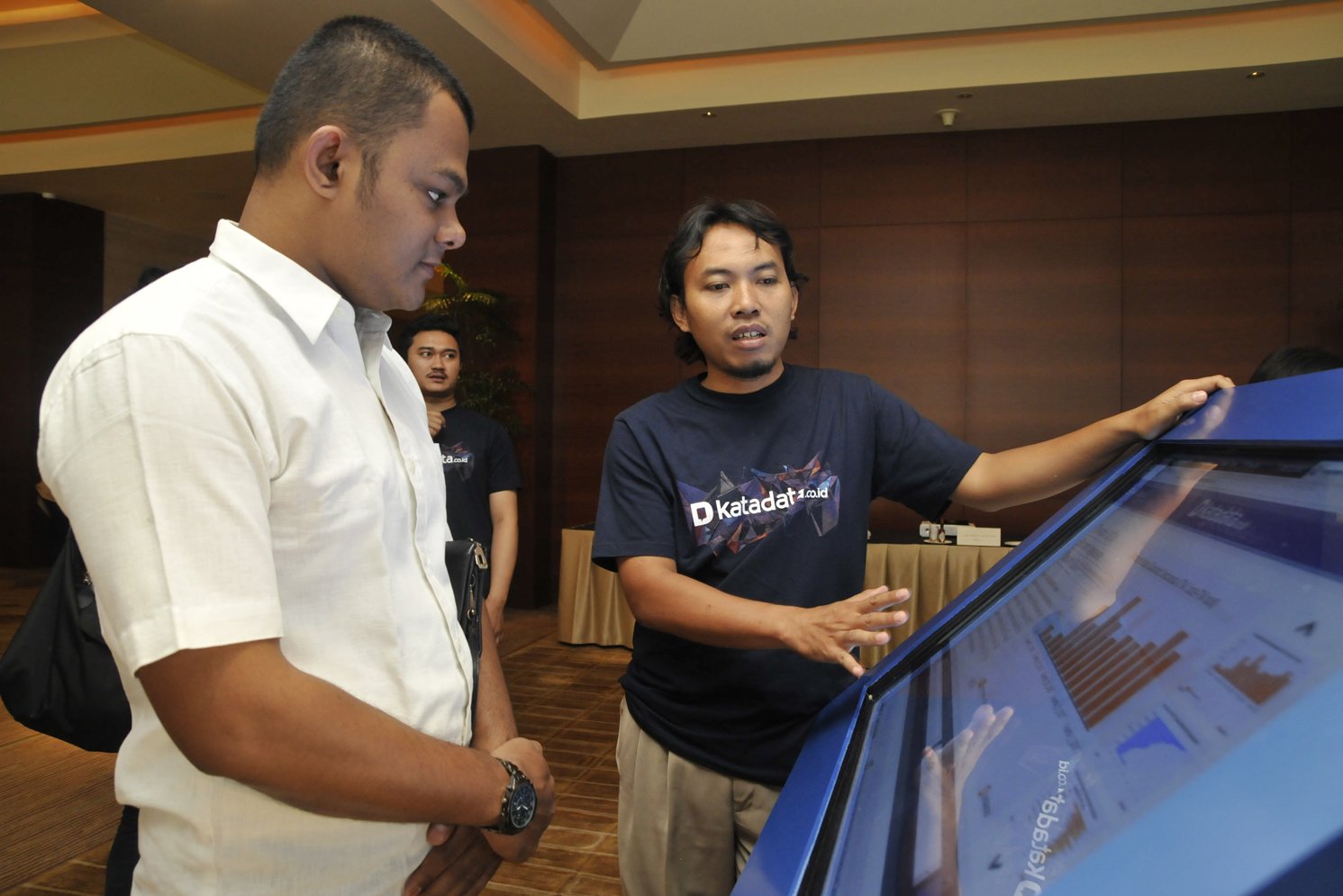 Peserta acara Katadata Forum dan peluncuran logo baru Katadata mendapatkan penjelasan seputar produk-produk Katadata di Jakarta, Selasa, (08/05).