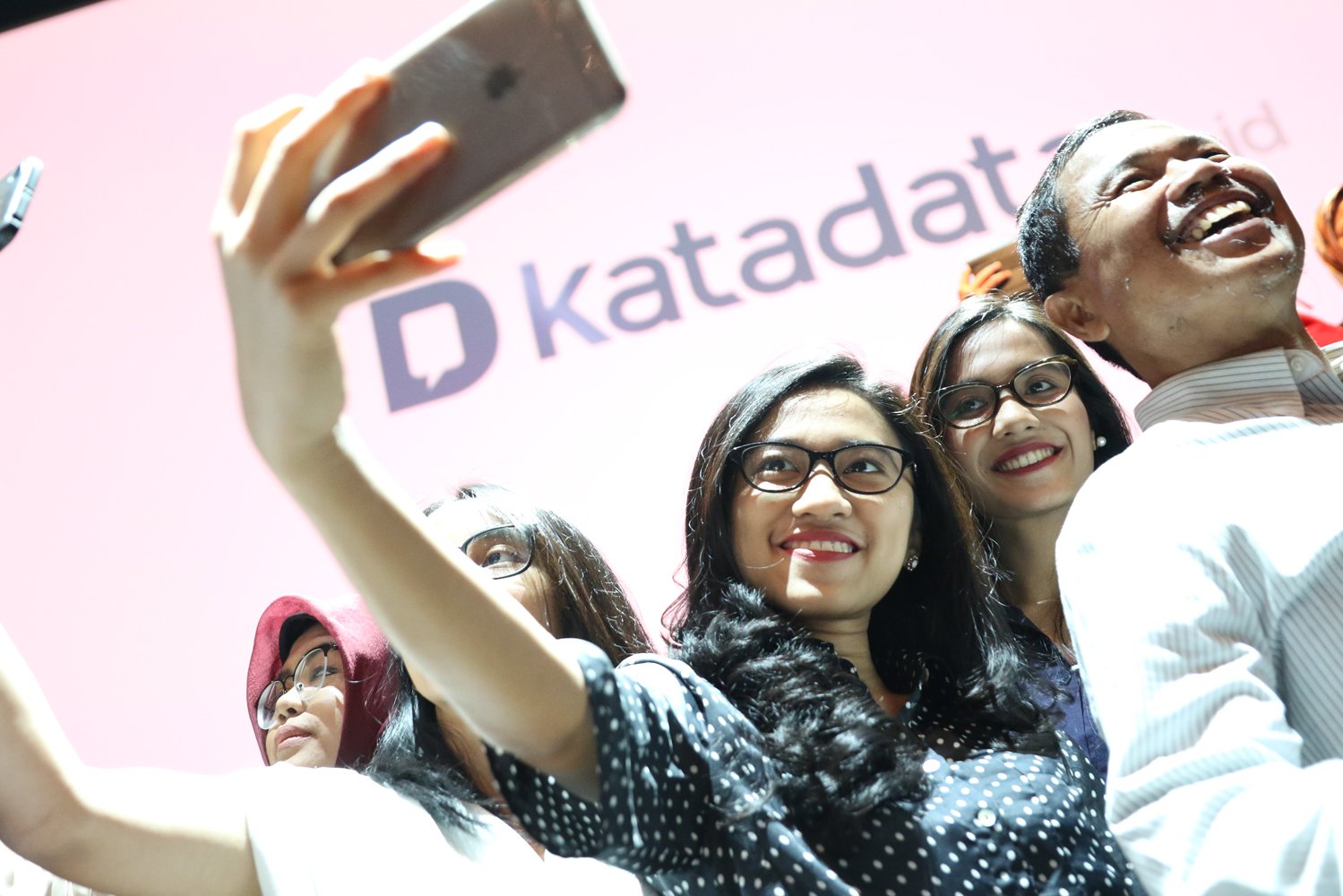 Hadirin berpose swadiri didepan logo baru Katadata.