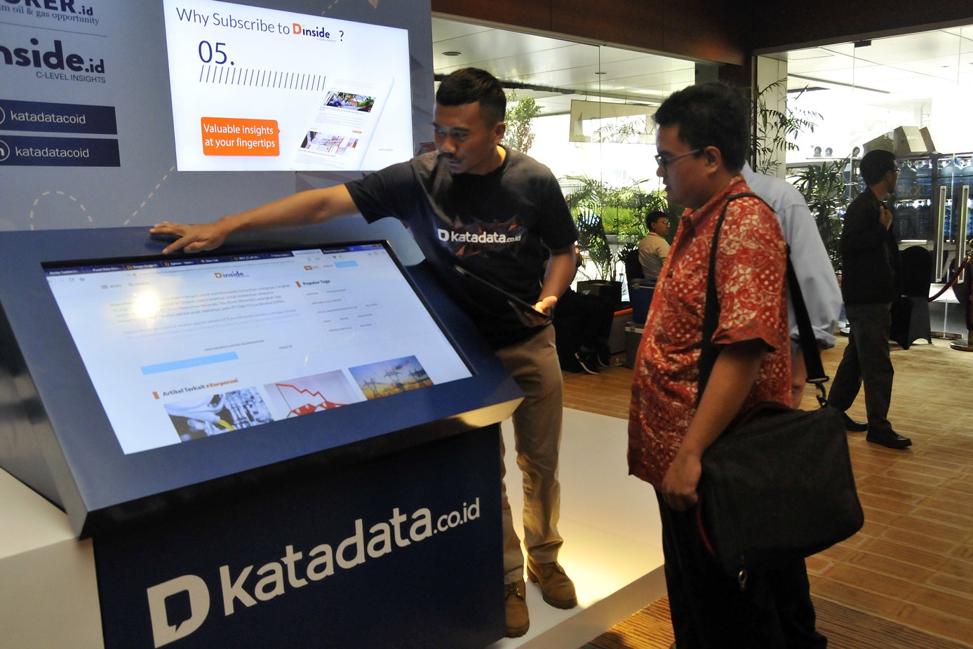 Produk-produk digital Katadata pada acara Katadata Forum dan peluncuran logo baru Katadata di Jakarta, Selasa, (08/05).