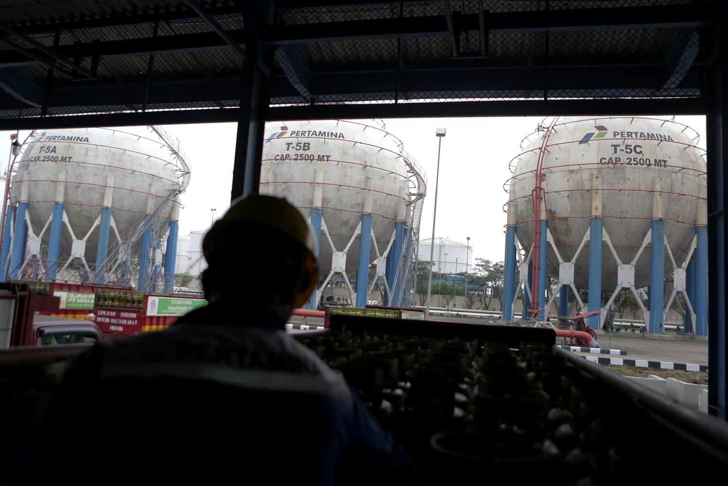 Depot LPG Pertamina Tanjung Priok melakukan dua cara penyaluran, yaitu sistem curah dengan Skid Tank disalurkan dari tangki bulat Sperikal dan produksi Stasiun Pengisian dan Pengangkutan Bulk Elpiji (SPPBE) LPG 3 kilogram bersubsidi.
