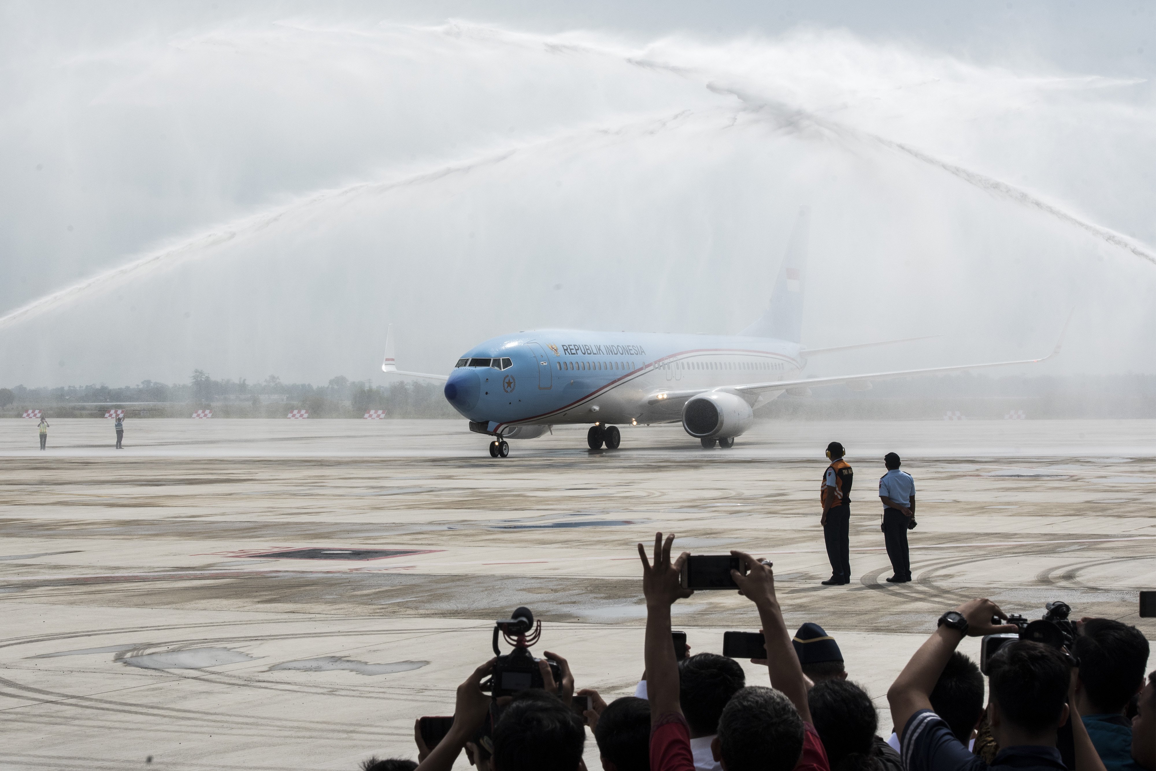 Pesawat Kepresidenan yang ditumpangi Presiden Joko Widodo dan rombongan disambut prosesi water salute (penyiraman air) sebagai bagian dari Historical flight saat mendarat di Bandara Internasional Jawa Barat (BIJB) Kertajati, Majalengka, Jawa Barat, Kamis (24/5).