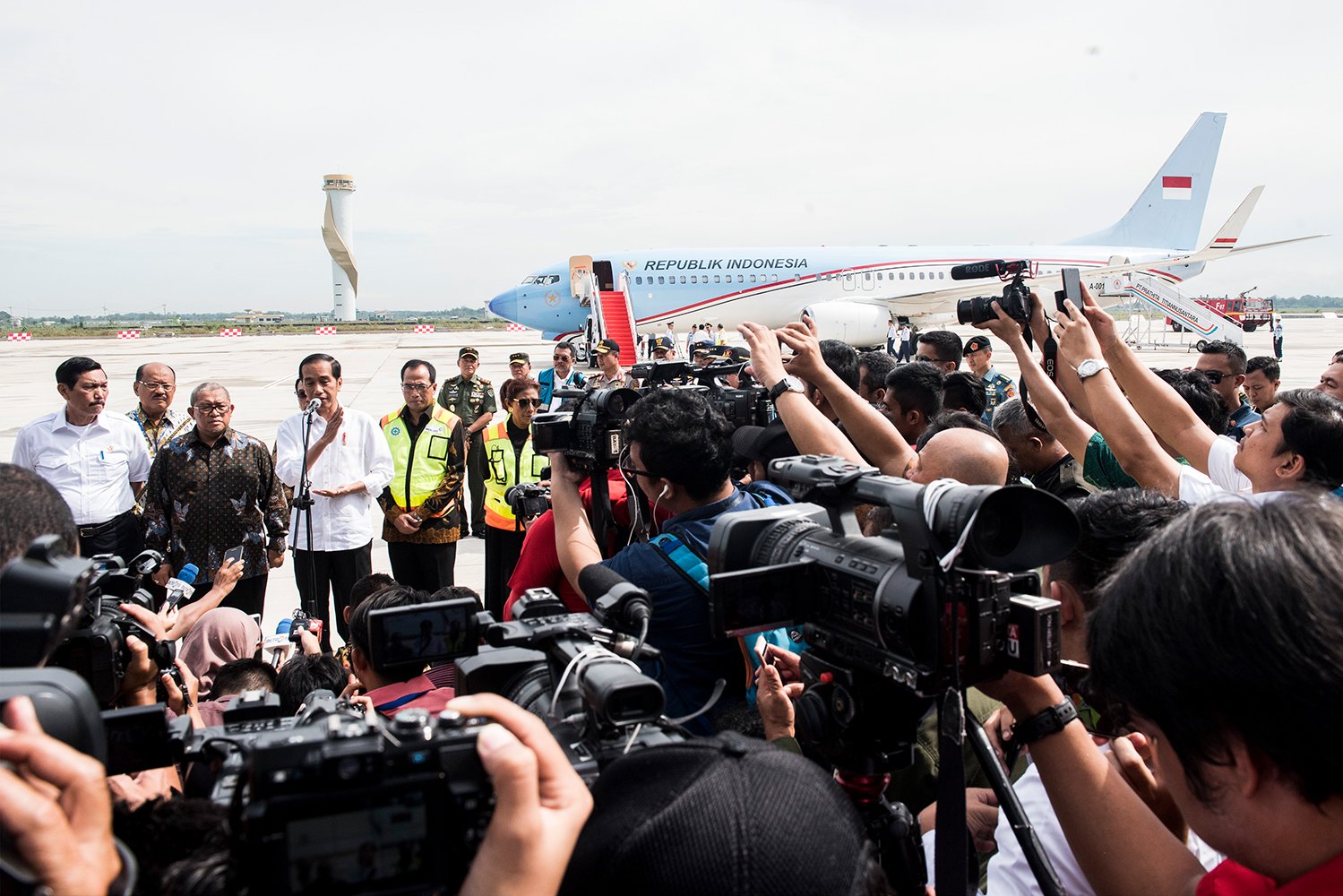 Presiden Joko Widodo (keempat kiri) memberikan keterangan kepada wartawan didampingi Menteri Perhubungan Budi Karya Sumadi (kelima kiri), Menteri Kelautan dan Perikanan Susi Pudjiastuti (keenam kiri), Menko Bidang Kearitiman Luhut Binsar Pandjaitan (kiri), dan Gubernur Jawa Barat Ahmad Heryawan (ketiga kiri) saat tiba di Bandara Internasional Jawa Barat (BIJB) Kertajati, Majalengka, Jawa Barat, Kamis (24/5). 