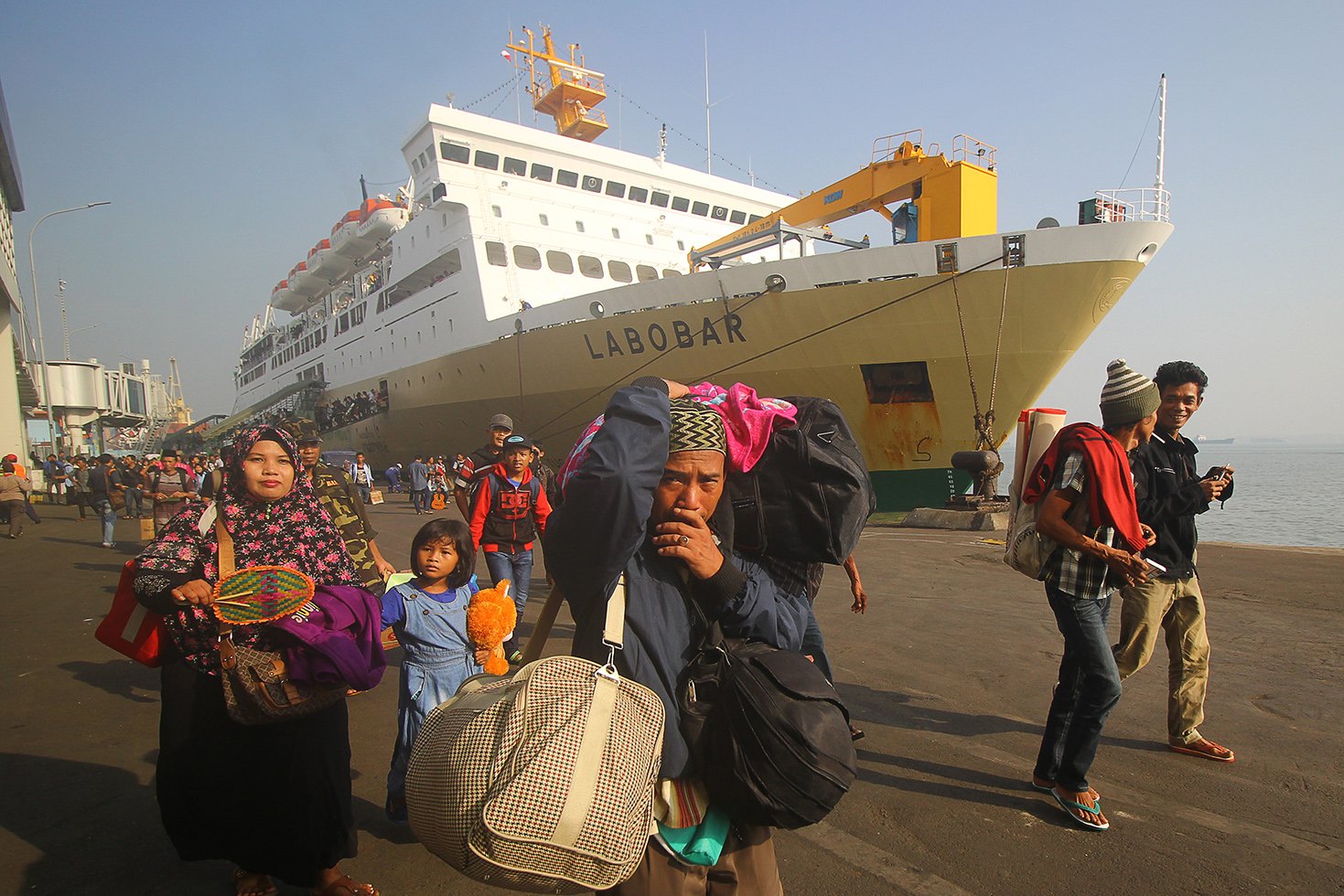Sejumlah penumpang turun dari Kapal Pelni KM Labobar saat tiba di Pelabuhan Tanjung Perak, Surabaya, Jawa Timur, Senin (11/6). Berdasarkan data dari Pelindo III hingga 10 Juni 2018 atau H-4 jumlah pemudik tercatat sebanyak 44.657 orang yang terdiri dari 33.958 penumpang turun, 7.370 penumpang naik dan 3.329 penumpang lanjut. 