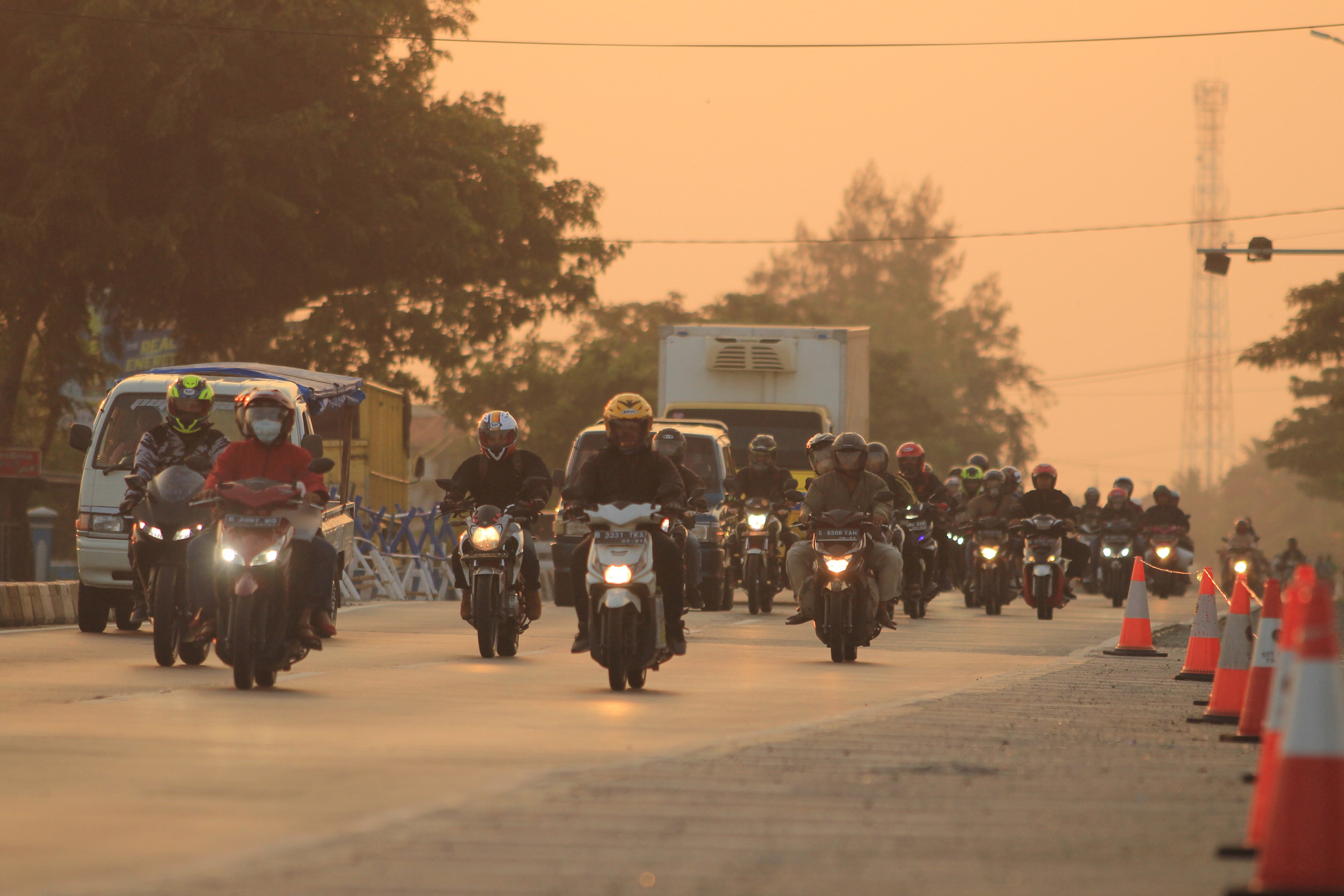 Sejumlah kendaraan pemudik melintas di jalur Pantura Losarang, Indramayu, Jawa Barat, Sabtu (9/6). Memasuki H-6 Lebaran, arus mudik di jalur Pantura Indramayu mulai meningkat dengan rata-rata 3000 kendaraan melintas per jamnya. 