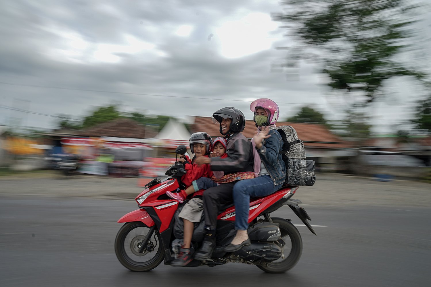 Pemudik menggunakan sepeda motor melintasi jalur selatan Jawa Tengah di simpang Rawalo, Banyumas, Jateng, Rabu (12/6). Arus mudik di jalur selatan Jawa Tengah mulai ramai dilewati pemudik pada H-2 lebaran. 