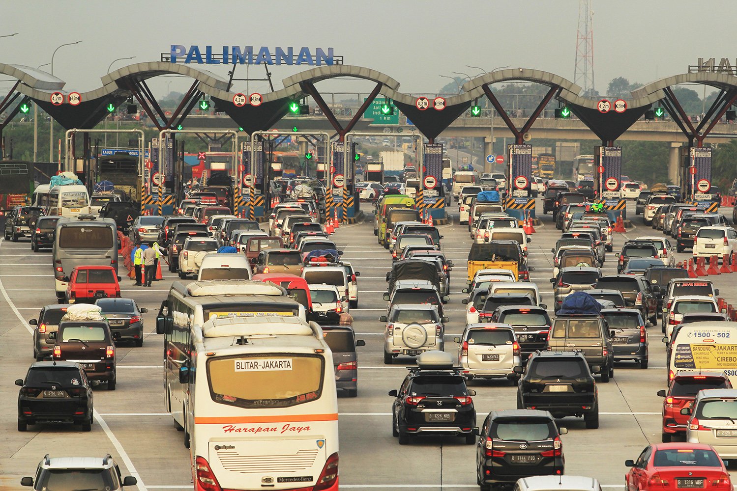 Antrean kendaraan di gerbang tol Cipali, Palimanan, Cirebon, Jawa Barat, Minggu (10/6). Data dari PT Lintas Marga Sedaya (LMS) pada H-5 Lebaran, jumlah kendaraan yang keluar dari gerbang tol Palimanan mencapai 44.408 mobil.