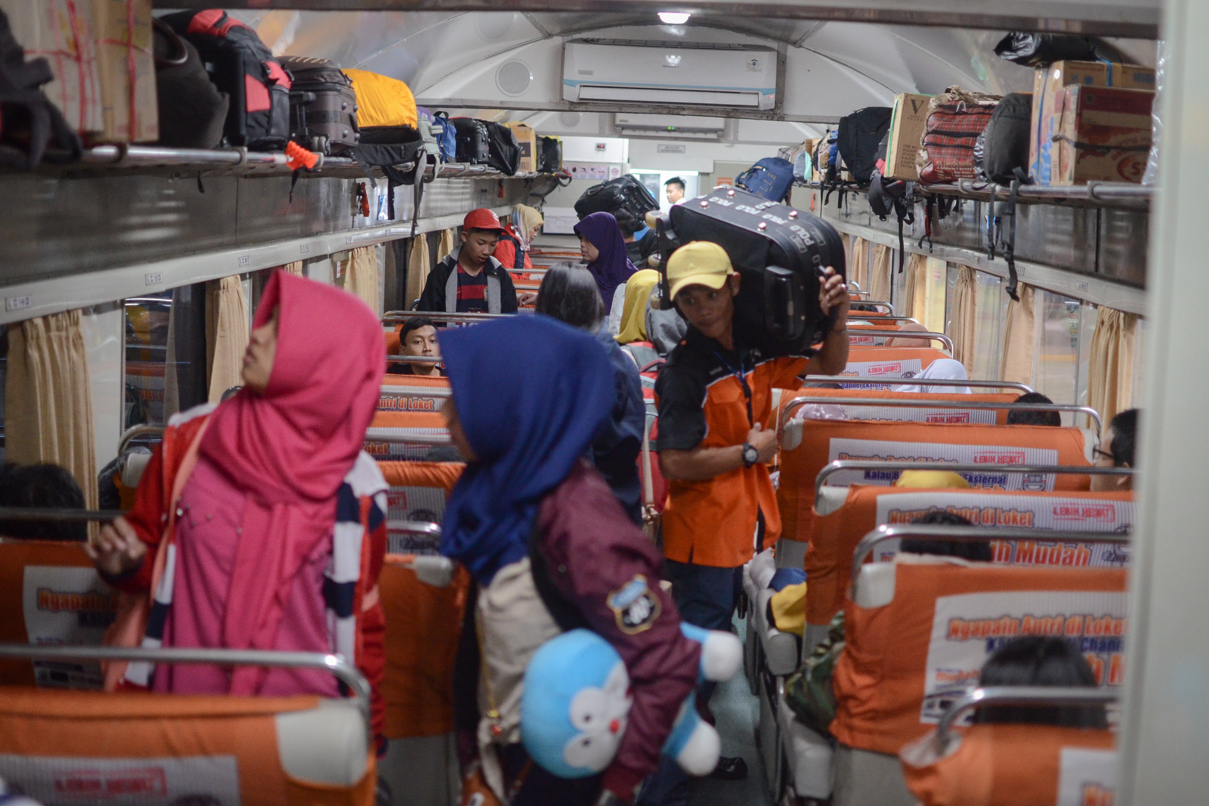 Ratusan pemudik menaiki kereta api Mutiara Selatan tujuan akhir Surabaya di Stasiun Kiaracondong, Bandung, Jawa Barat, Senin (11/6). PT Kereta Api Indonesia Daop 2 Bandung memprediksi lonjakan penumpang arus mudik di Jawa Barat 20,7 persen dari tahun lalu yang mencapai 11.531 kursi.