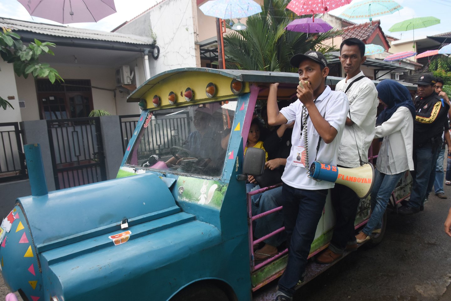 Petugas KPPS menjemput warga untuk menggunakan hak pilih menggunakan mobil 