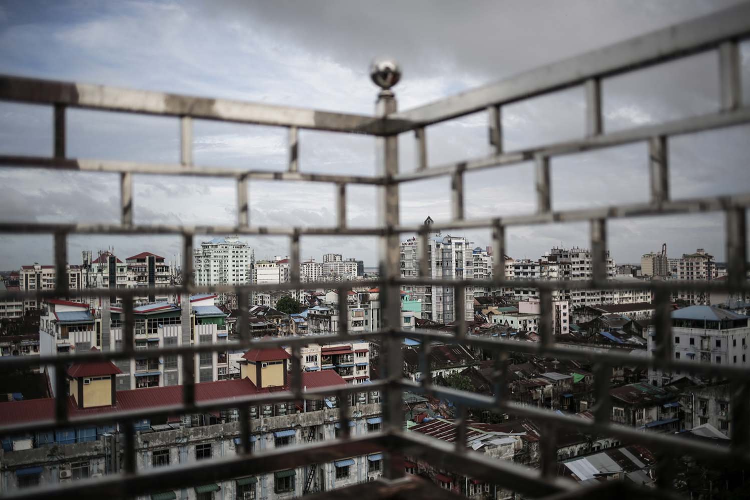 Pemukiman penduduk di pusat kota Yangon dari atas gedung bertingkat di Yangon, Myanmar.