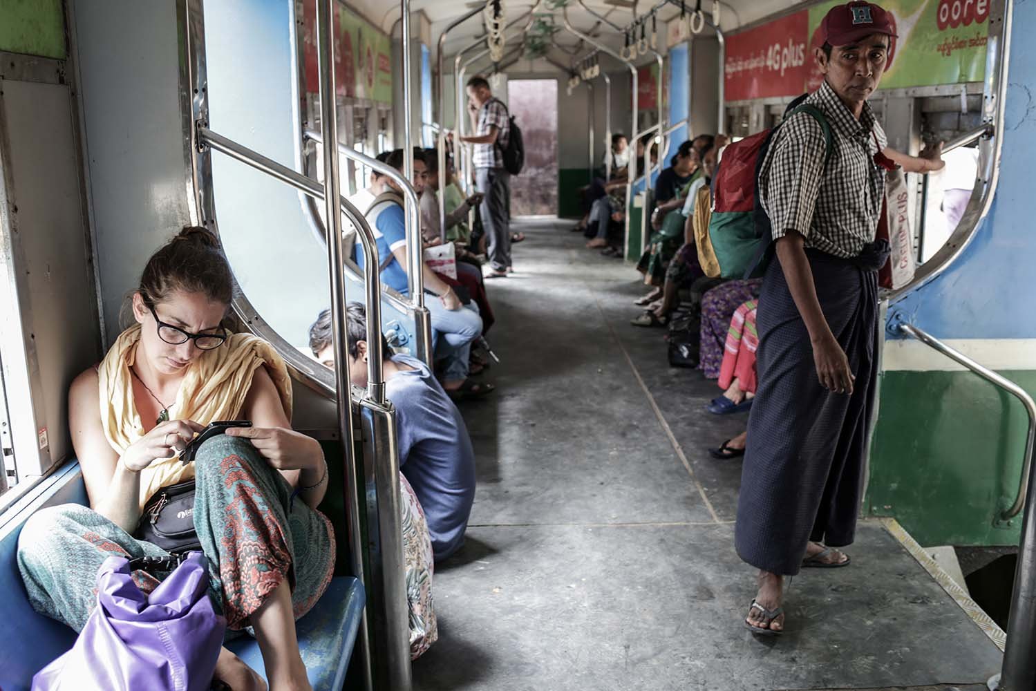 Cecilia, wisatawan asal Argentina menikmati perjalanannya menggunakan kereta melingkar (circular train) yang melayani trayek mengelilingi Yangon, Myanmar. Akibat krisis kemanusiaan Rohingya yang terjadi di negara bagian Rakhine kunjungan wisatawan asing menurun drastis.\n