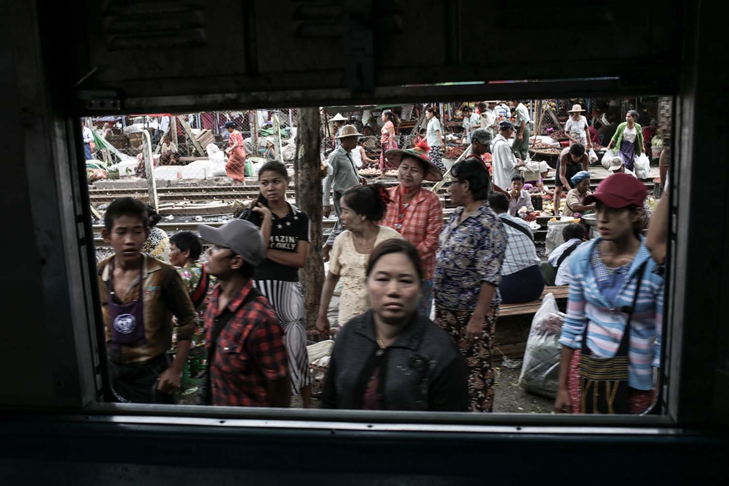 Suasana keseharian di stasiun dan diatas kereta melingkar (circular train) yang melayani trayek mengelilingi Yangon, Myanmar.