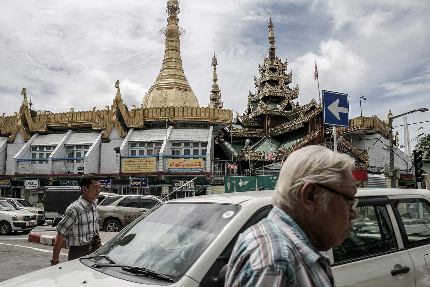 Pejalan kaki melintas didepan Pagoda Sule di Yangon, Myanmar.
