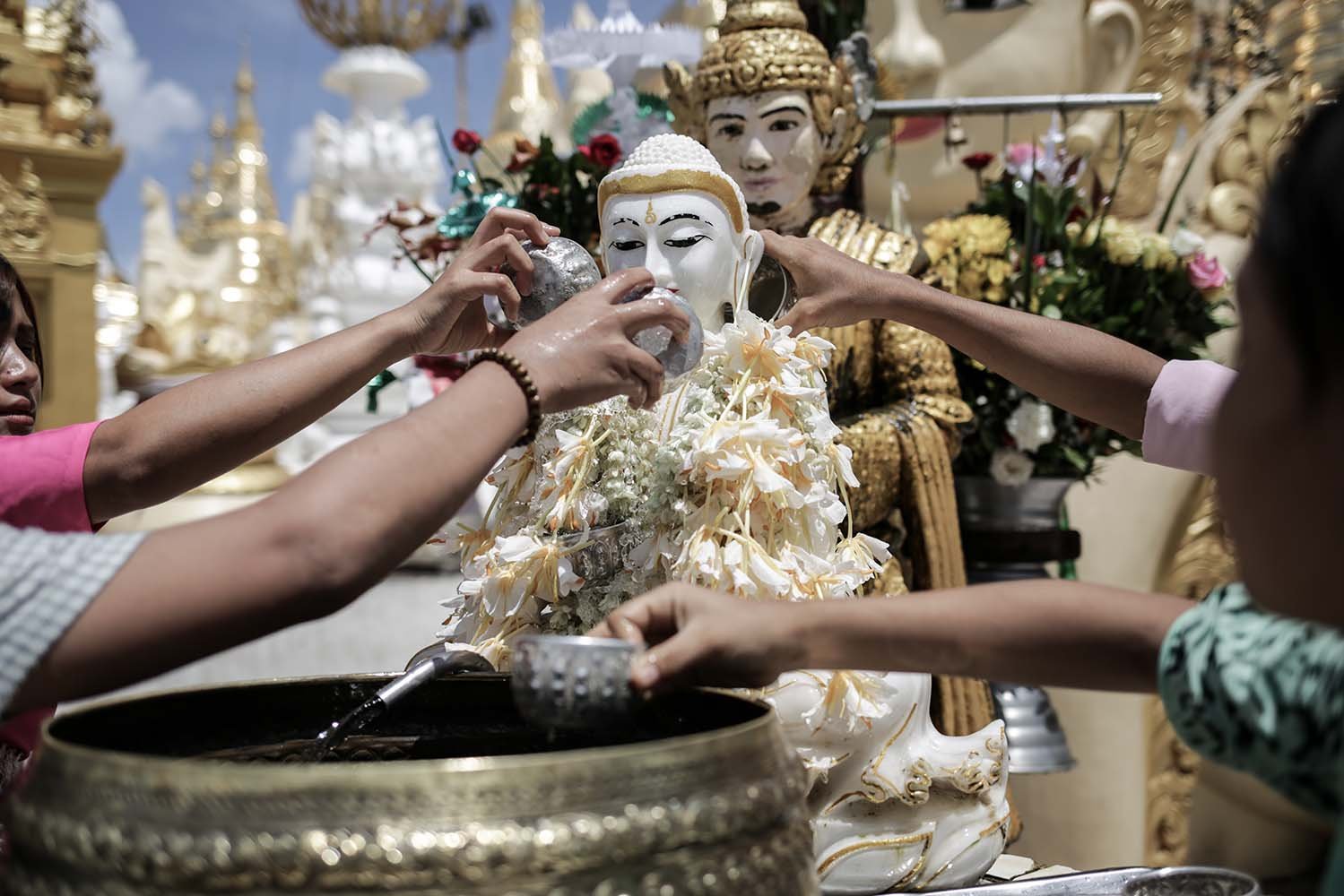 Umat Budha berdoa di Pagoda Shwedagon Myanmar. Mayoritas penduduk Myanmar merupakan pemeluk agama Budha.