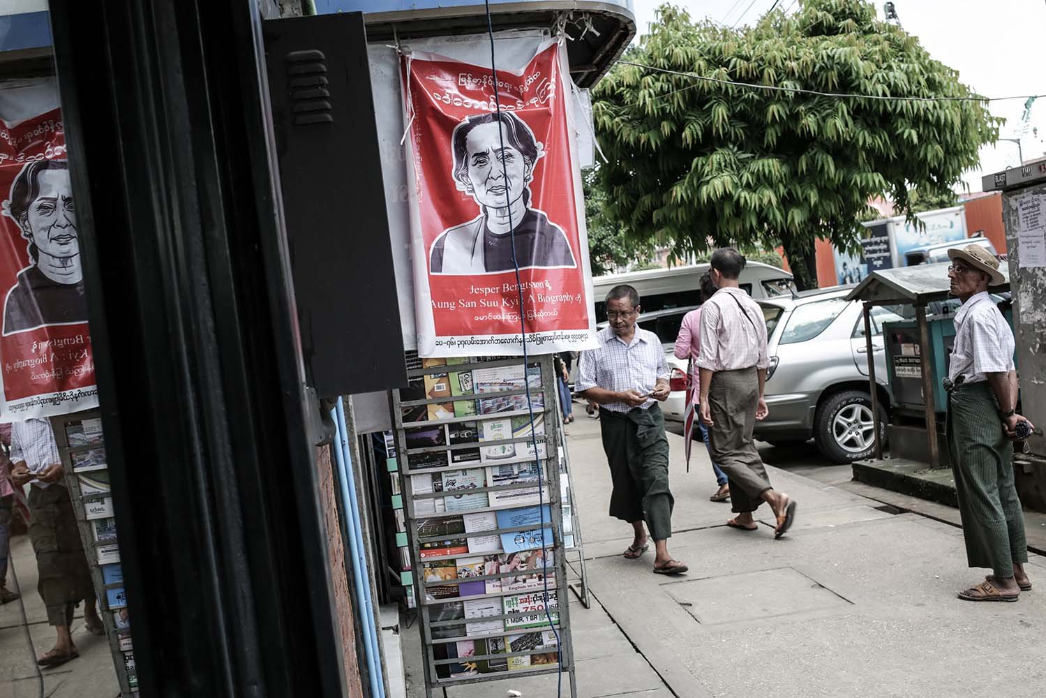 Poster Aung San Suu Kyi di sebuah toko buku di Yangon, Myanmar.