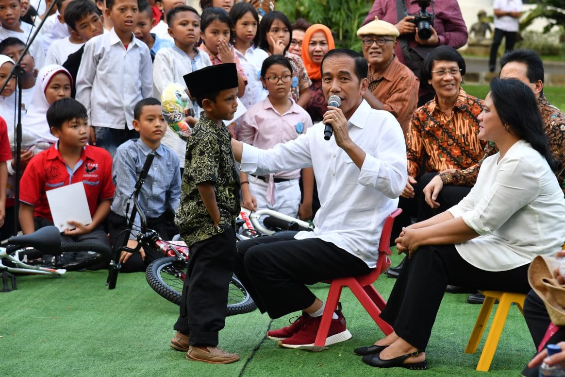 Presiden Joko Widodo mengundang anak-anak untuk bersuka-ria di Istana Merdeka. Dalam acara yang dibalut dalam tema “Bermain, Berdendang, dan Berimajinasi” ini dipenuhi dengan berbagai permainan.