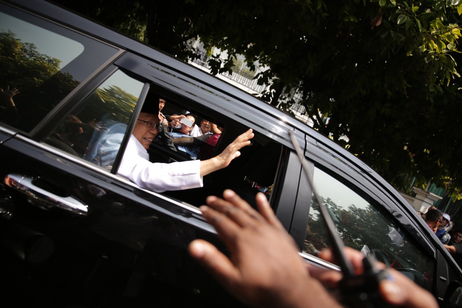 Calon presiden petahana Joko Widodo didampingi calon wakil presiden Ma'ruf Amin saat pendaftaraan Pilpres di KPU, Jakarta, Jumat (10/8).