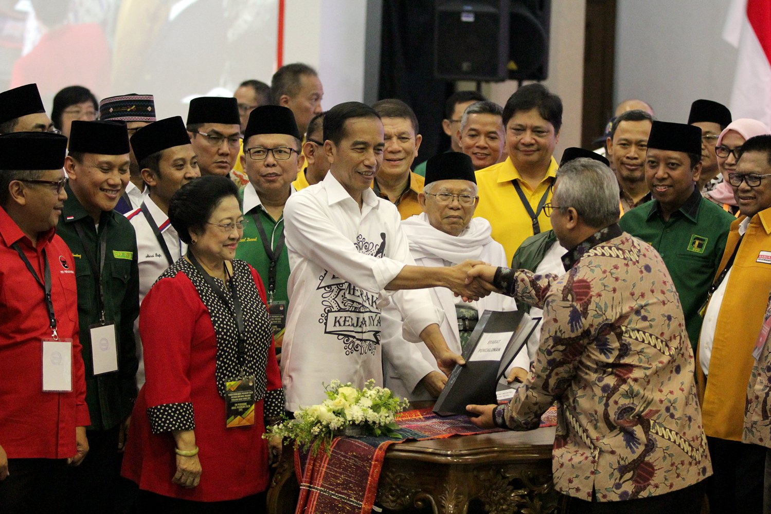 Calon presiden petahana Joko Widodo didampingi calon wakil presiden Ma'ruf Amin bersama pimpinan partai koalisi saat pendaftaraan Pilpres di KPU, Jakarta, Jumat (10/8).