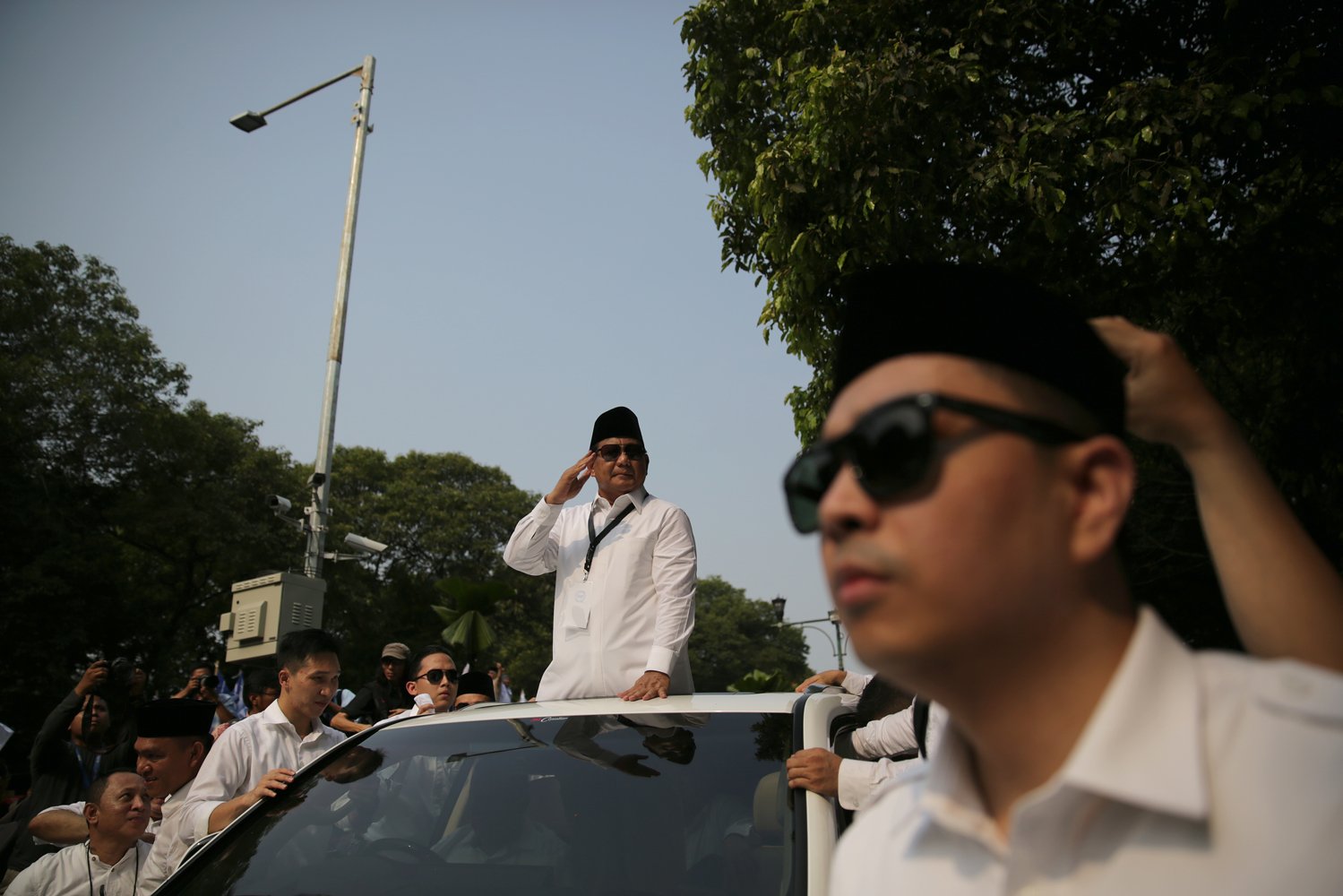 Prabowo Subianto menyapa pendukungnya seusai pendaftaran Capres dan berorasi diluar gedung KPU Pusat, Jakarta, Jumat (10/08)