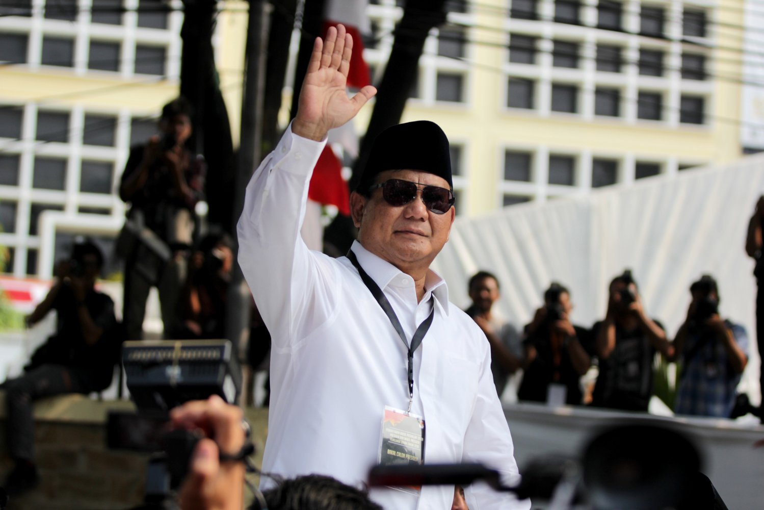 Prabowo Subianto menyapa pendukungnya seusai pendaftaran Capres, Jakarta, Jumat (10/08)