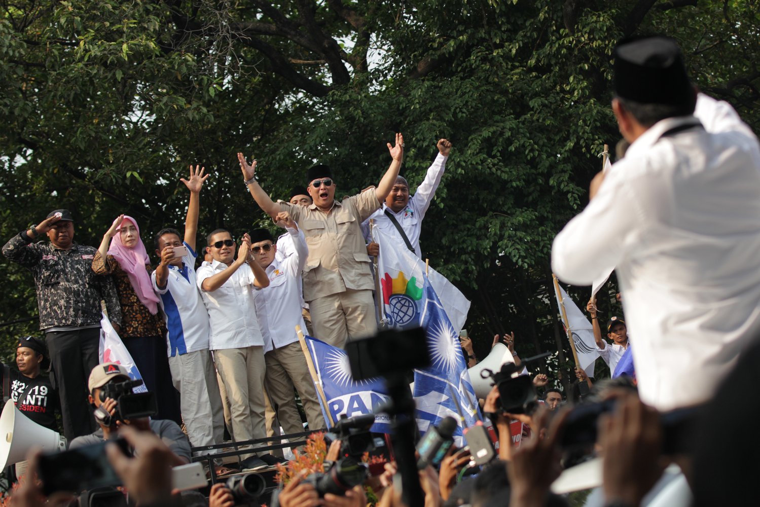  Prabowo Subianto menyapa pendukungnya seusai pendaftaran Capres, Jakarta, Jumat (10/08)