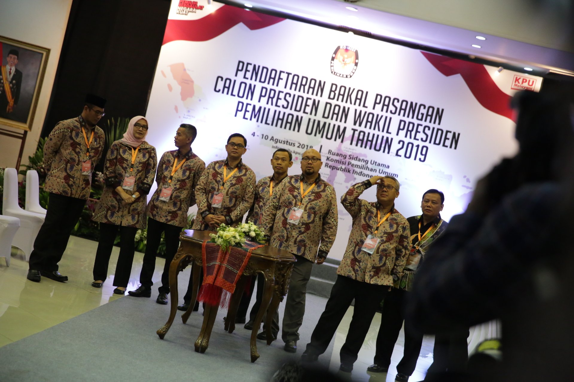 Ketua KPU, Arief Budiman, (kedua dari kanan) bersama pimpinan KPU menunggu datangnya Pasangan Calon Presiden dan Calon Wakil Presiden di KPU Pusat, Jakarta, Jumat (10/08)