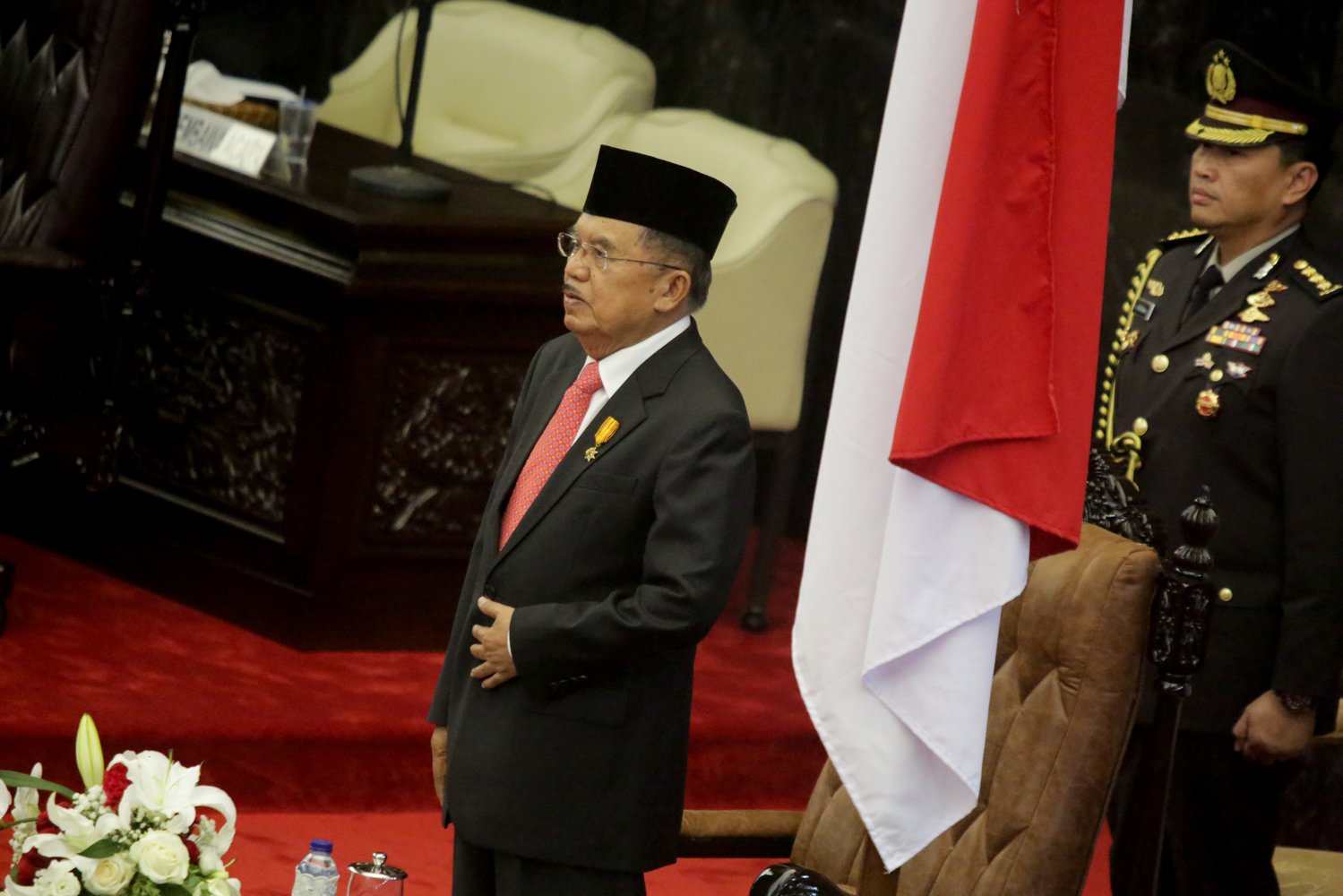 Wakil Presiden Jusuf Kalla saat acara sebelum penyampaian pidato pada Sidang Tahunan MPR-RI Tahun 2018, di Gedung Nusantara, Jakarta, Kamis (16/8)