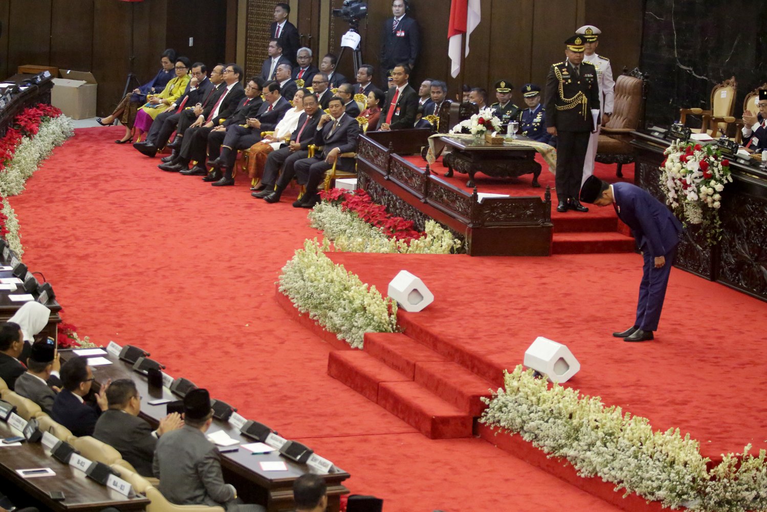 Presiden Jokowi membungkukkan badan memberi hormat kepada hadir sebelum menyampaikan pidato pada Sidang Tahunan MPR-RI Tahun 2018, di Gedung Nusantara, 